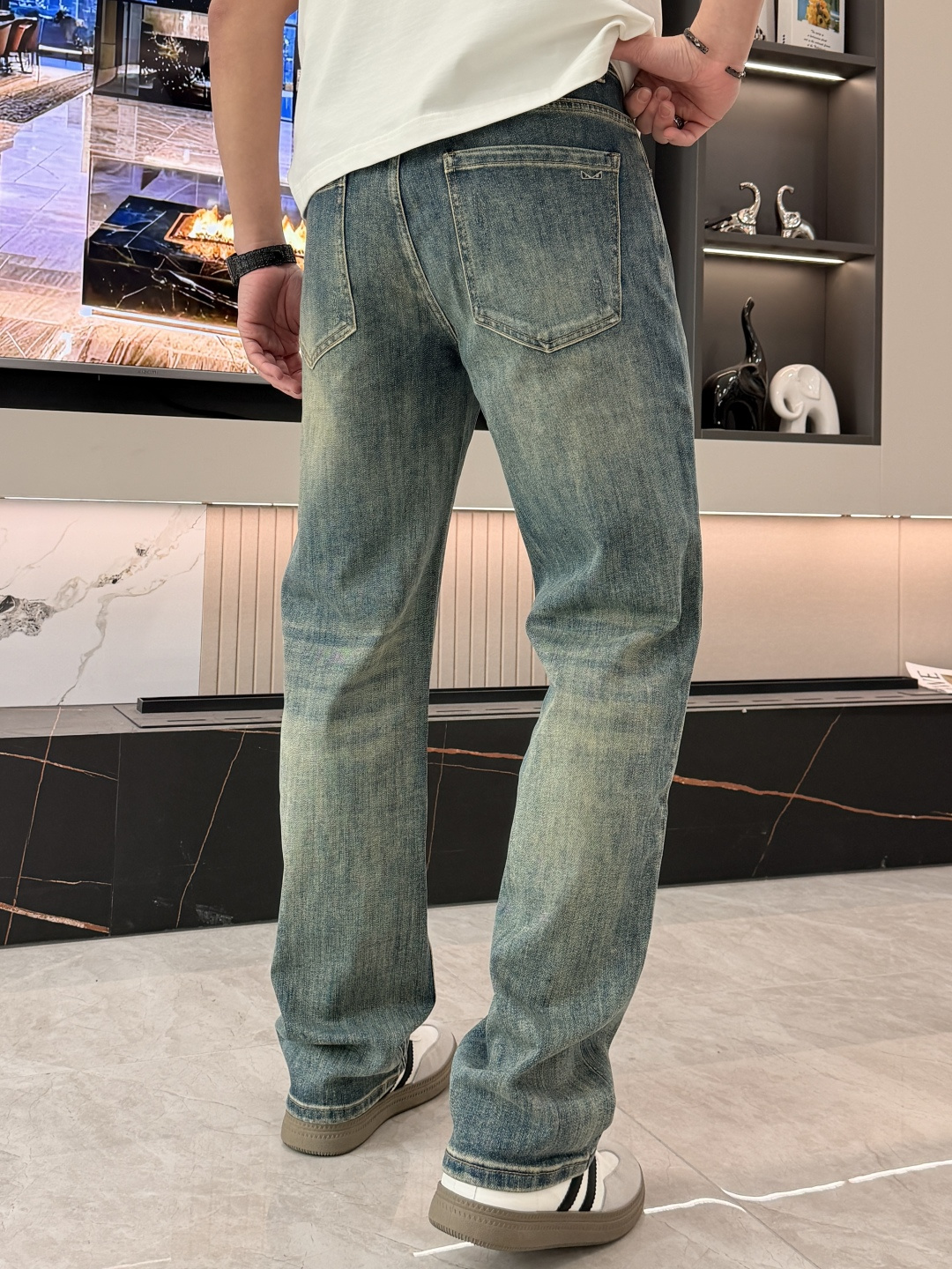 🌾FD专柜最新同款牛仔裤 面料版型做工绝绝子好穿不挑身材在搭配上没有太多的限制 随意简洁的衬托其他单品，