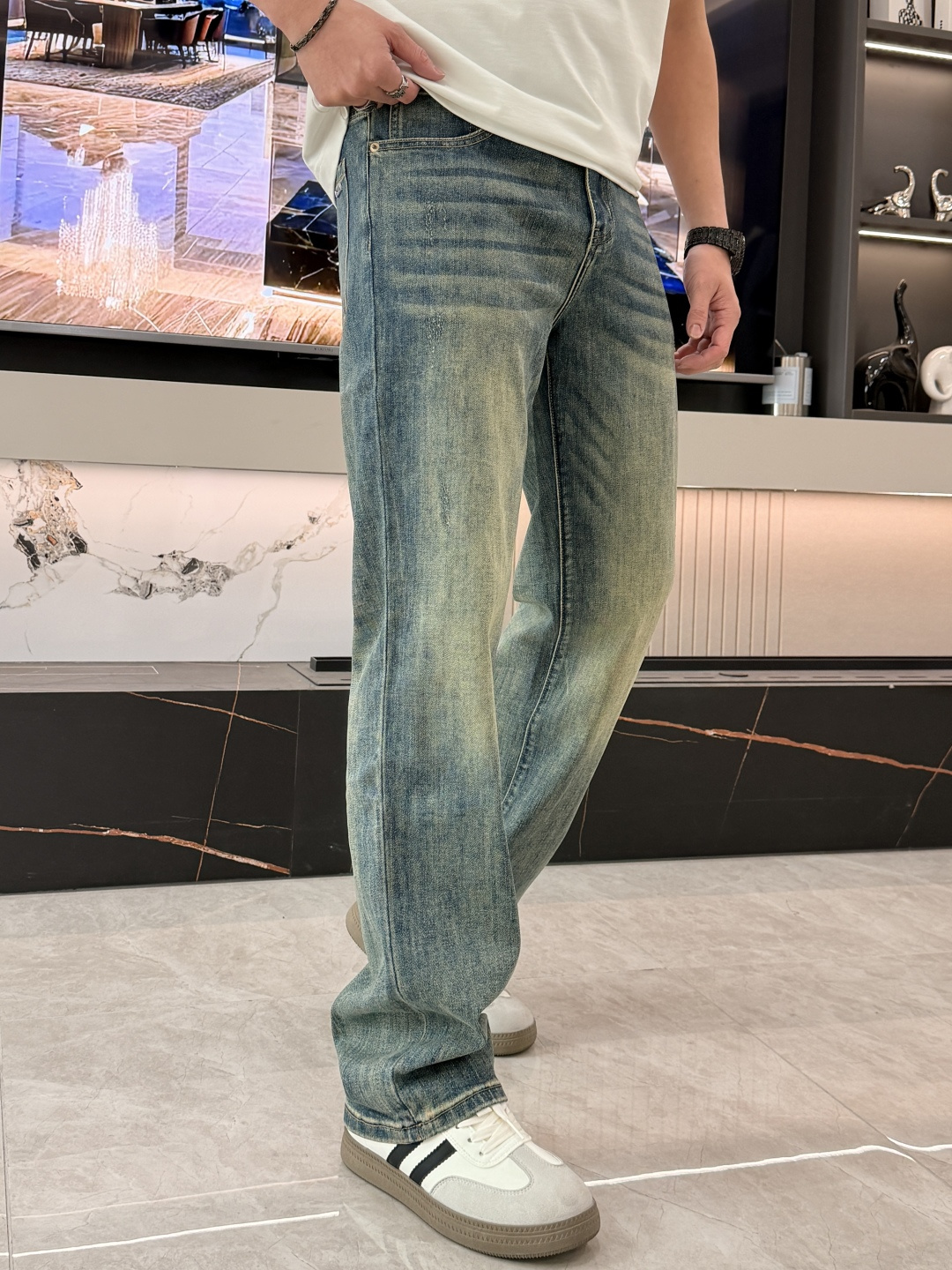 🌾FD专柜最新同款牛仔裤 面料版型做工绝绝子好穿不挑身材在搭配上没有太多的限制 随意简洁的衬托其他单品，