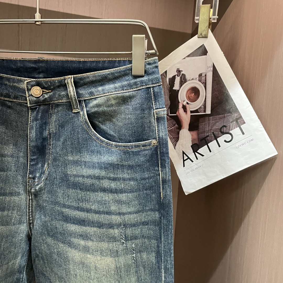 🌾FD专柜最新同款牛仔裤 面料版型做工绝绝子好穿不挑身材在搭配上没有太多的限制 随意简洁的衬托其他单品，