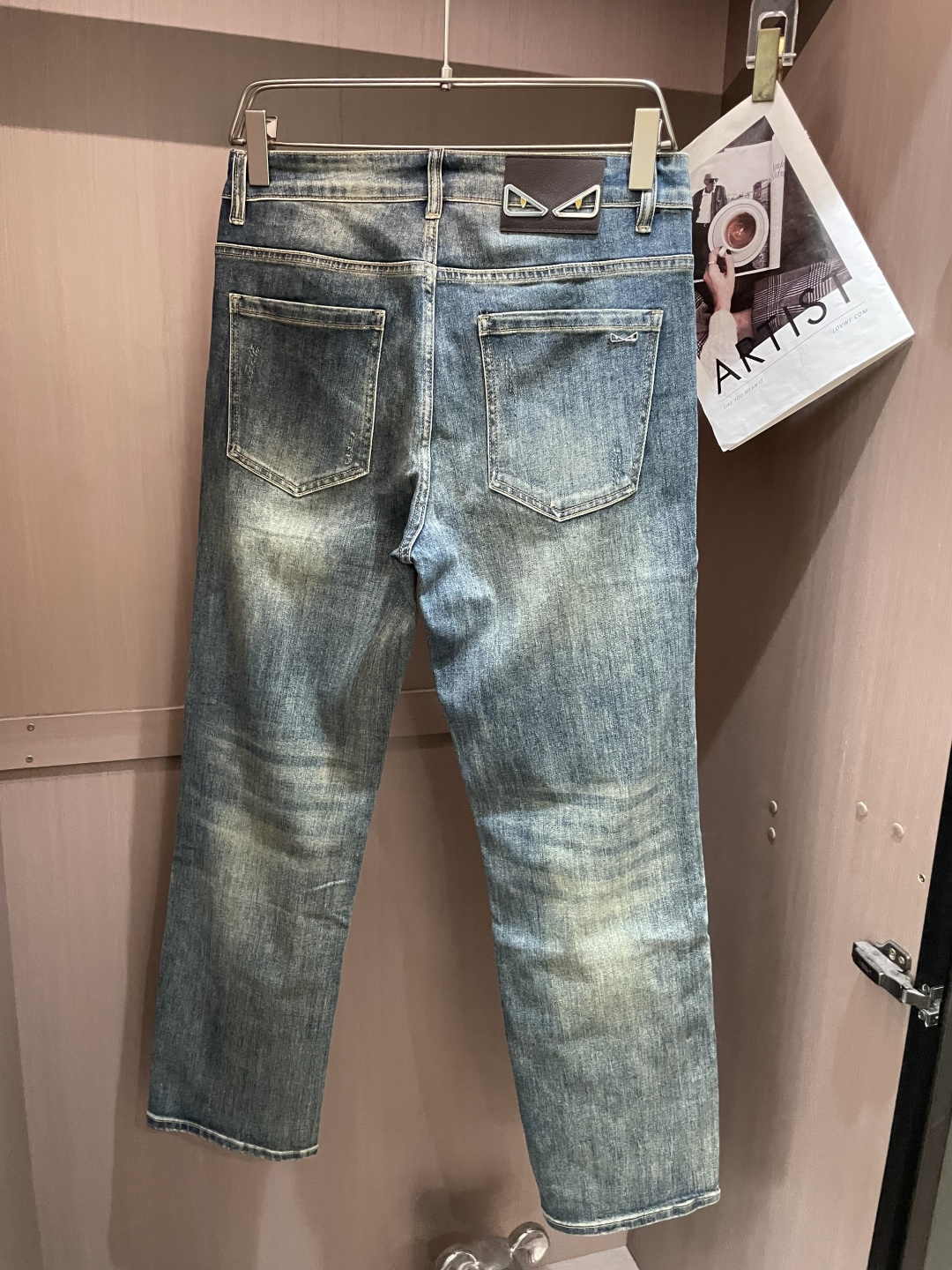 🌾FD专柜最新同款牛仔裤 面料版型做工绝绝子好穿不挑身材在搭配上没有太多的限制 随意简洁的衬托其他单品，
