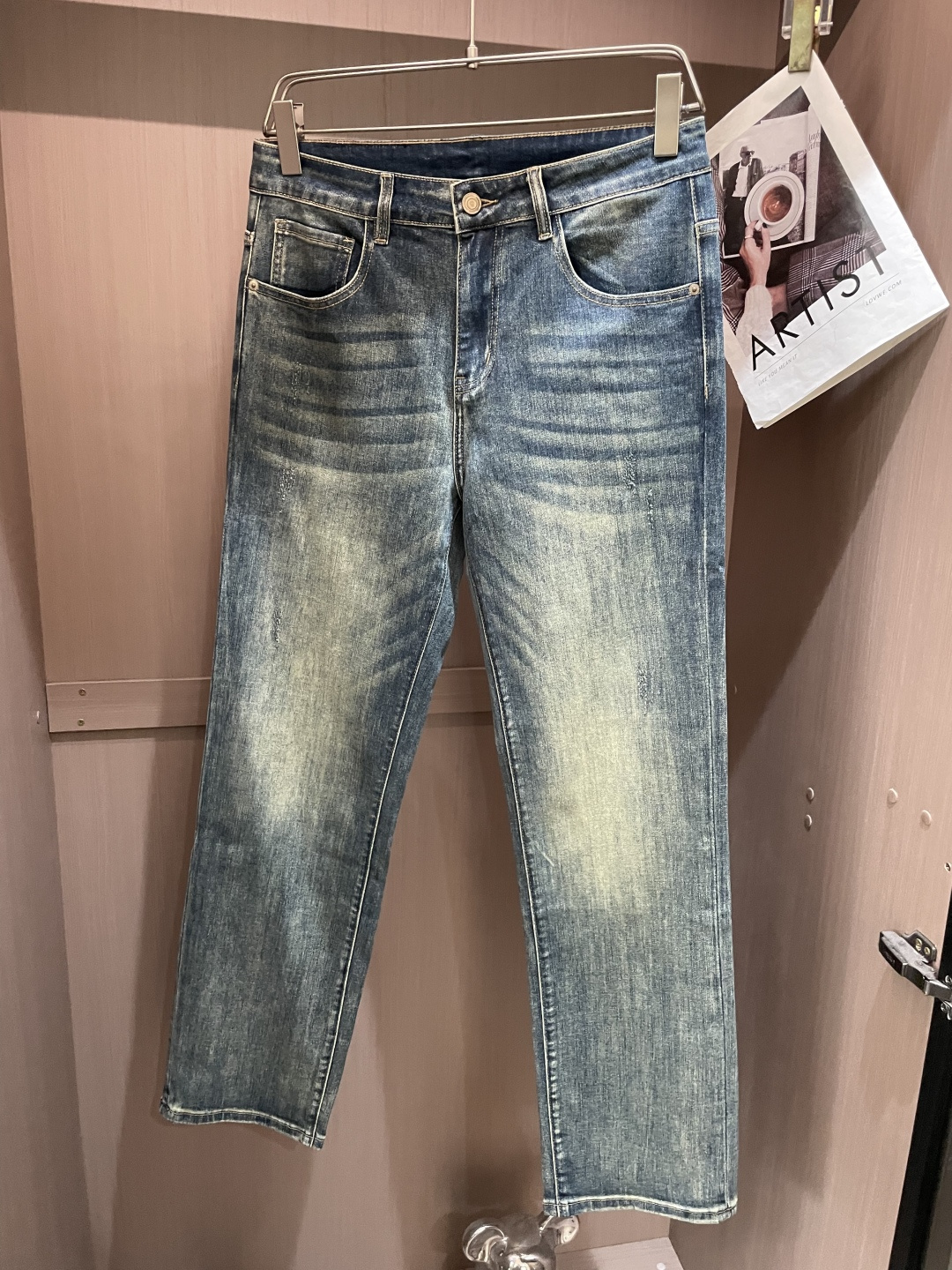 🌾FD专柜最新同款牛仔裤 面料版型做工绝绝子好穿不挑身材在搭配上没有太多的限制 随意简洁的衬托其他单品，