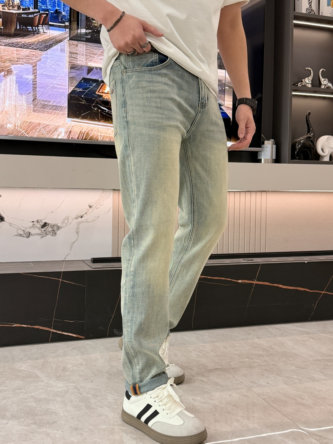 🌾杰尼亚专柜最新同款牛仔裤 面料版型做工绝绝子好穿不挑身材在搭配上没有太多的限制 随意简洁的衬托其他单品