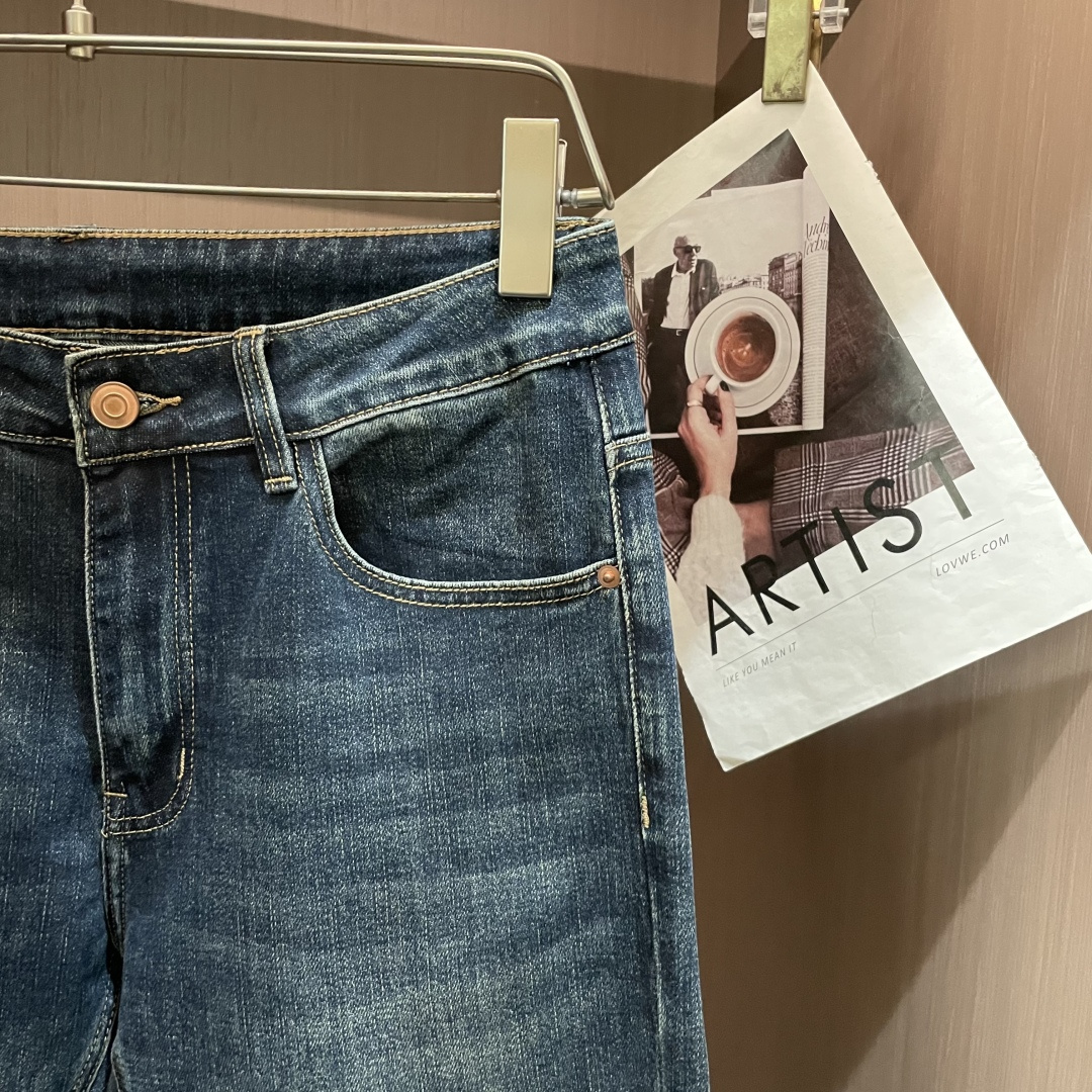 🌾克罗心专柜最新同款牛仔裤 面料版型做工绝绝子好穿不挑身材在搭配上没有太多的限制 随意简洁的衬托其他单品