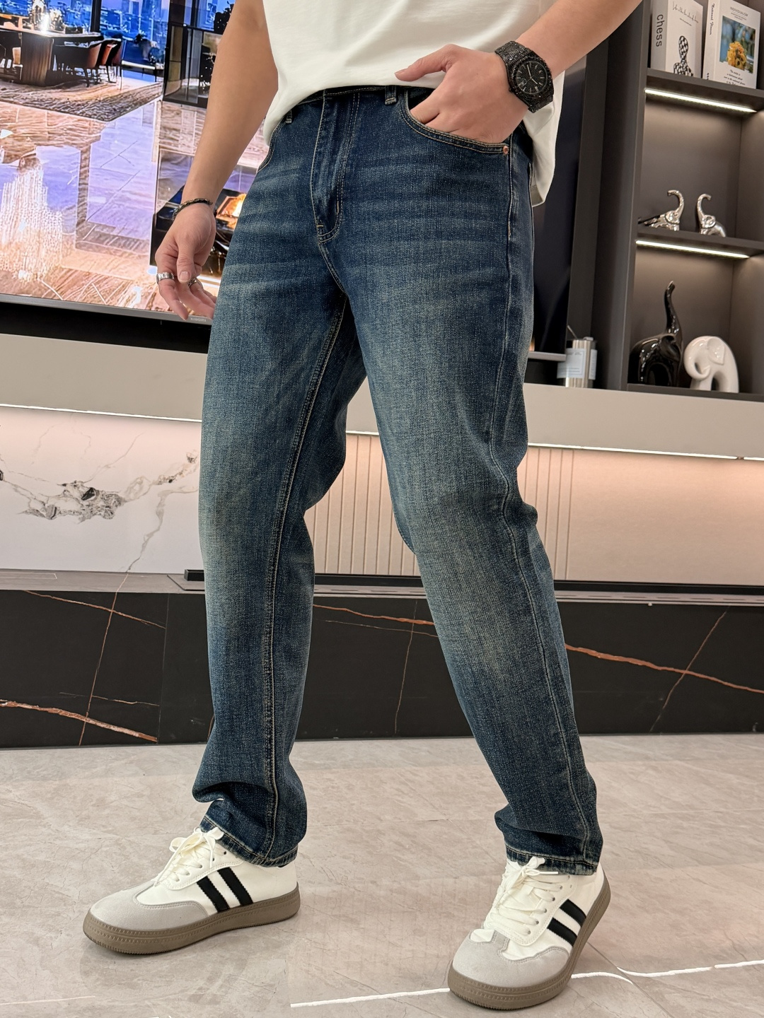 🌾克罗心专柜最新同款牛仔裤 面料版型做工绝绝子好穿不挑身材在搭配上没有太多的限制 随意简洁的衬托其他单品