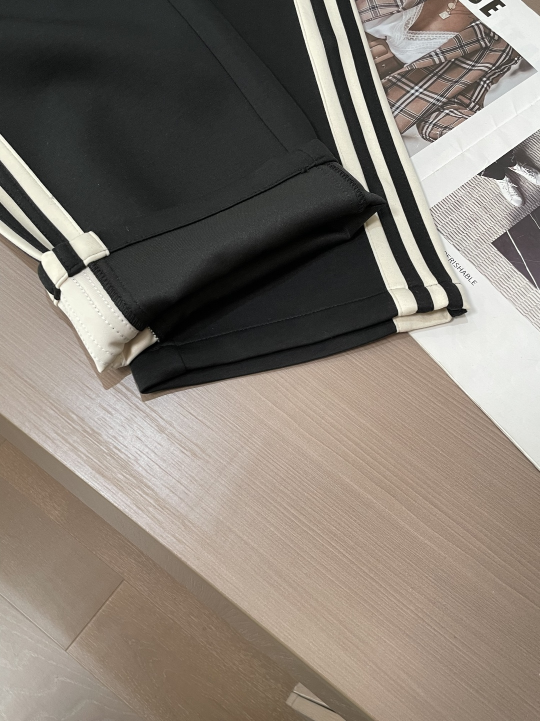 🌾Gucc 2026春夏新款铜氨丝莫代尔空气层休闲卫裤，裤身上刺绣标志性品牌标识，客供定制品牌刻印五金配