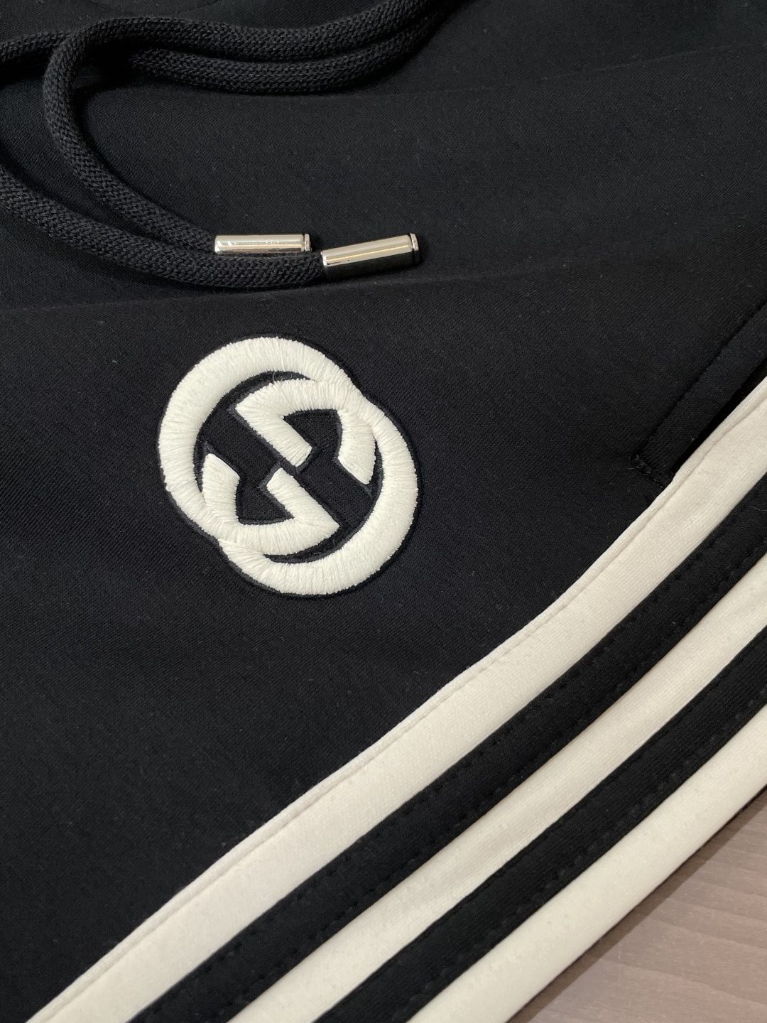 🌾Gucc 2026春夏新款铜氨丝莫代尔空气层休闲卫裤，裤身上刺绣标志性品牌标识，客供定制品牌刻印五金配