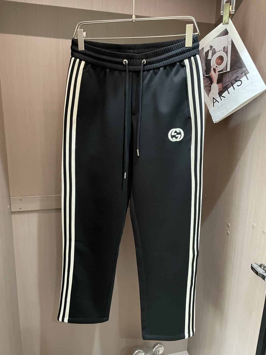 🌾Gucc 2026春夏新款铜氨丝莫代尔空气层休闲卫裤，裤身上刺绣标志性品牌标识，客供定制品牌刻印五金配