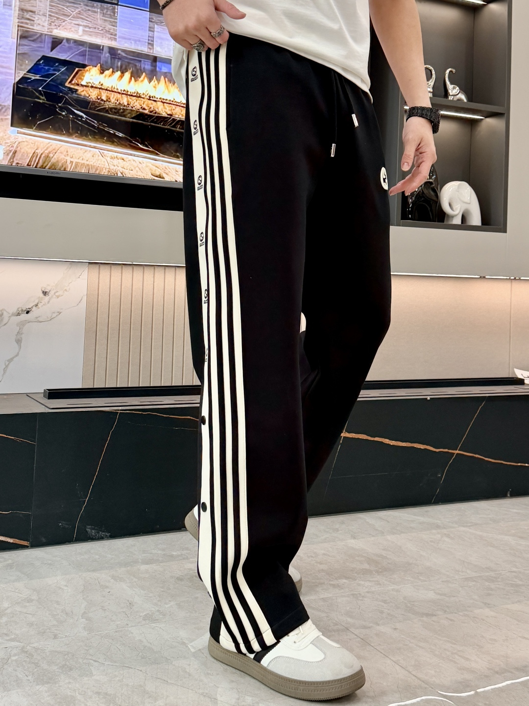 🌾Gucc 2026春夏新款铜氨丝莫代尔空气层休闲卫裤，裤身上刺绣标志性品牌标识，客供定制品牌刻印五金配