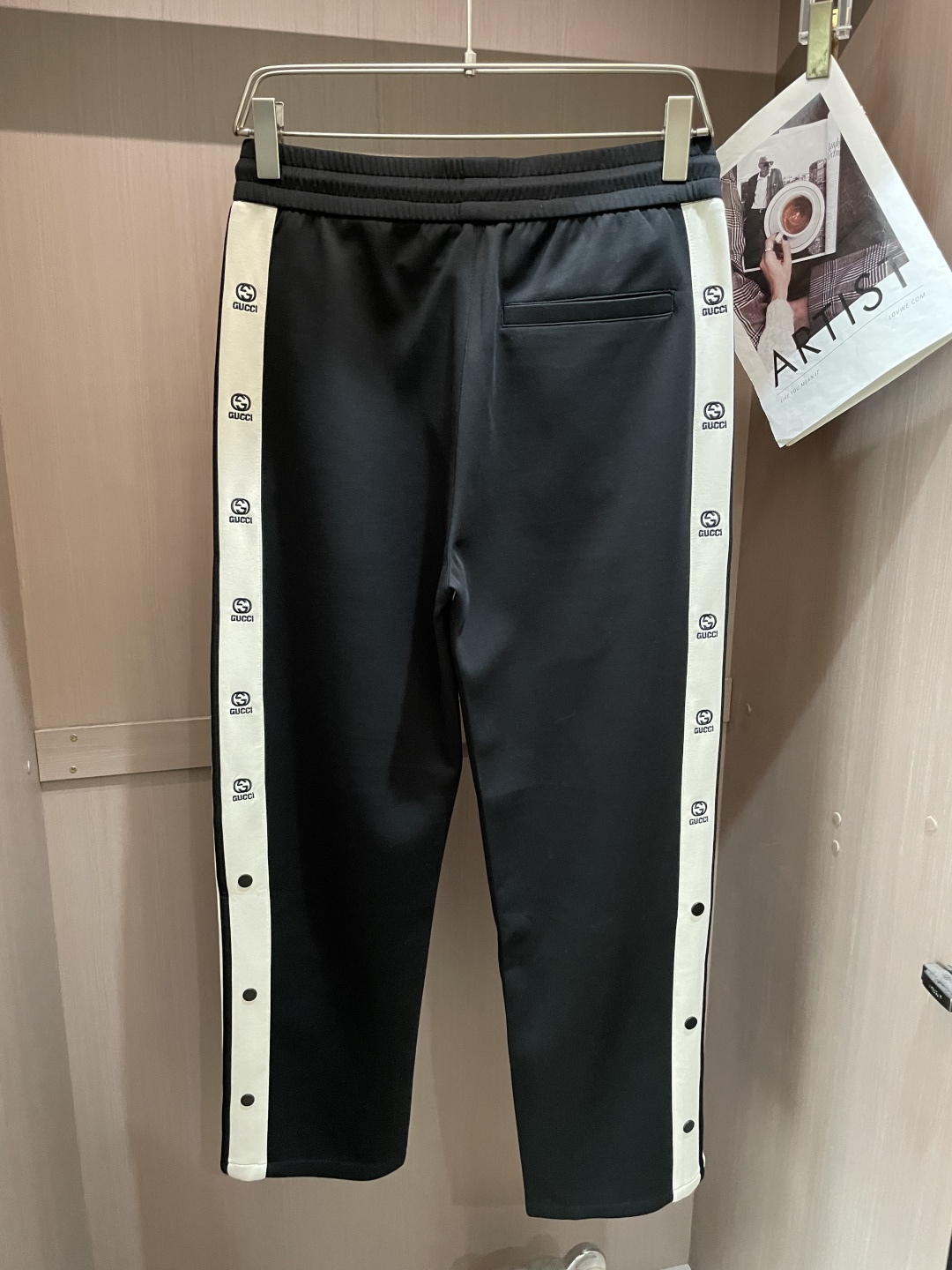 🌾Gucc 2026春夏新款铜氨丝莫代尔空气层休闲卫裤，裤身上刺绣标志性品牌标识，客供定制品牌刻印五金配