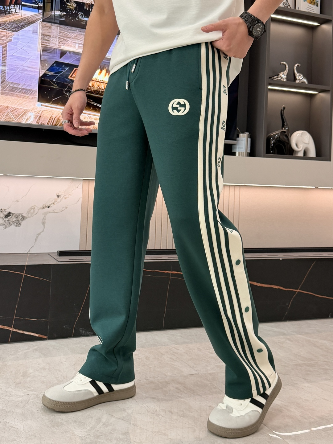 🌾Gucc 2026春夏新款铜氨丝莫代尔空气层休闲卫裤，裤身上刺绣标志性品牌标识，客供定制品牌刻印五金配