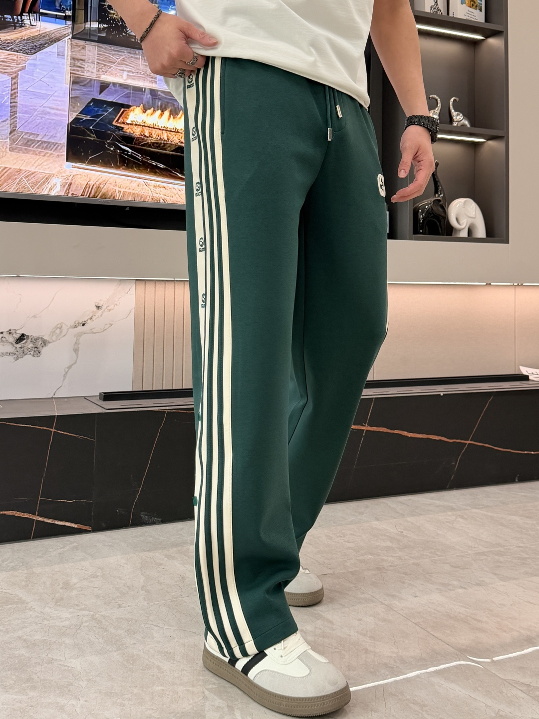 🌾Gucc 2026春夏新款铜氨丝莫代尔空气层休闲卫裤，裤身上刺绣标志性品牌标识，客供定制品牌刻印五金配