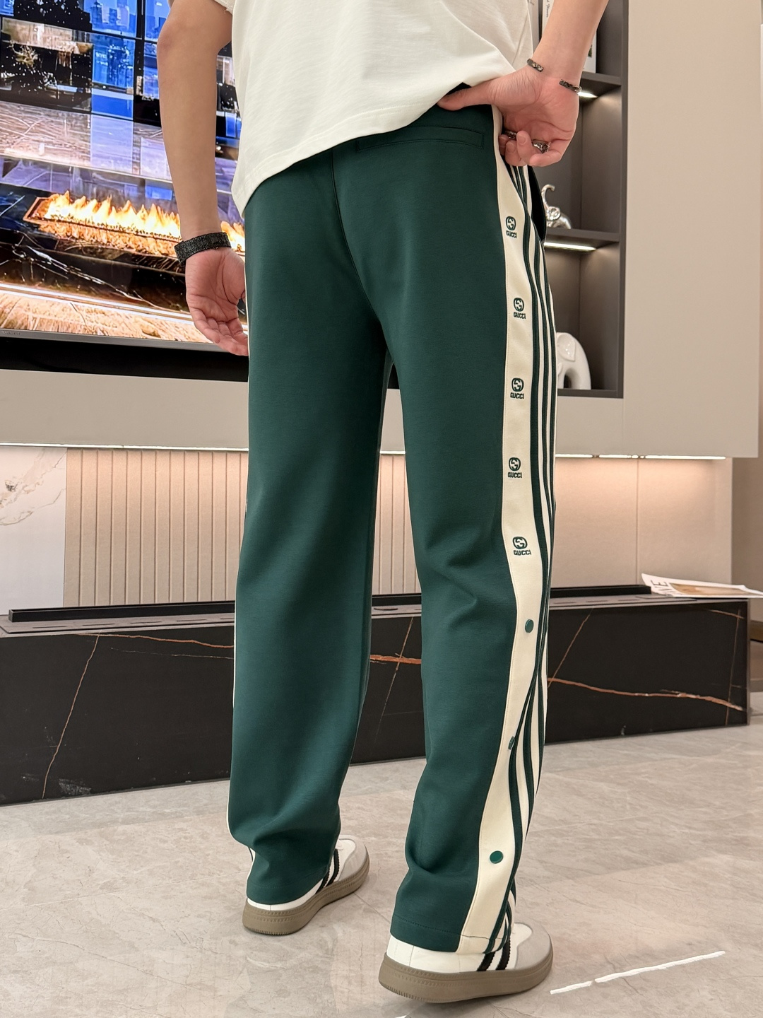 🌾Gucc 2026春夏新款铜氨丝莫代尔空气层休闲卫裤，裤身上刺绣标志性品牌标识，客供定制品牌刻印五金配