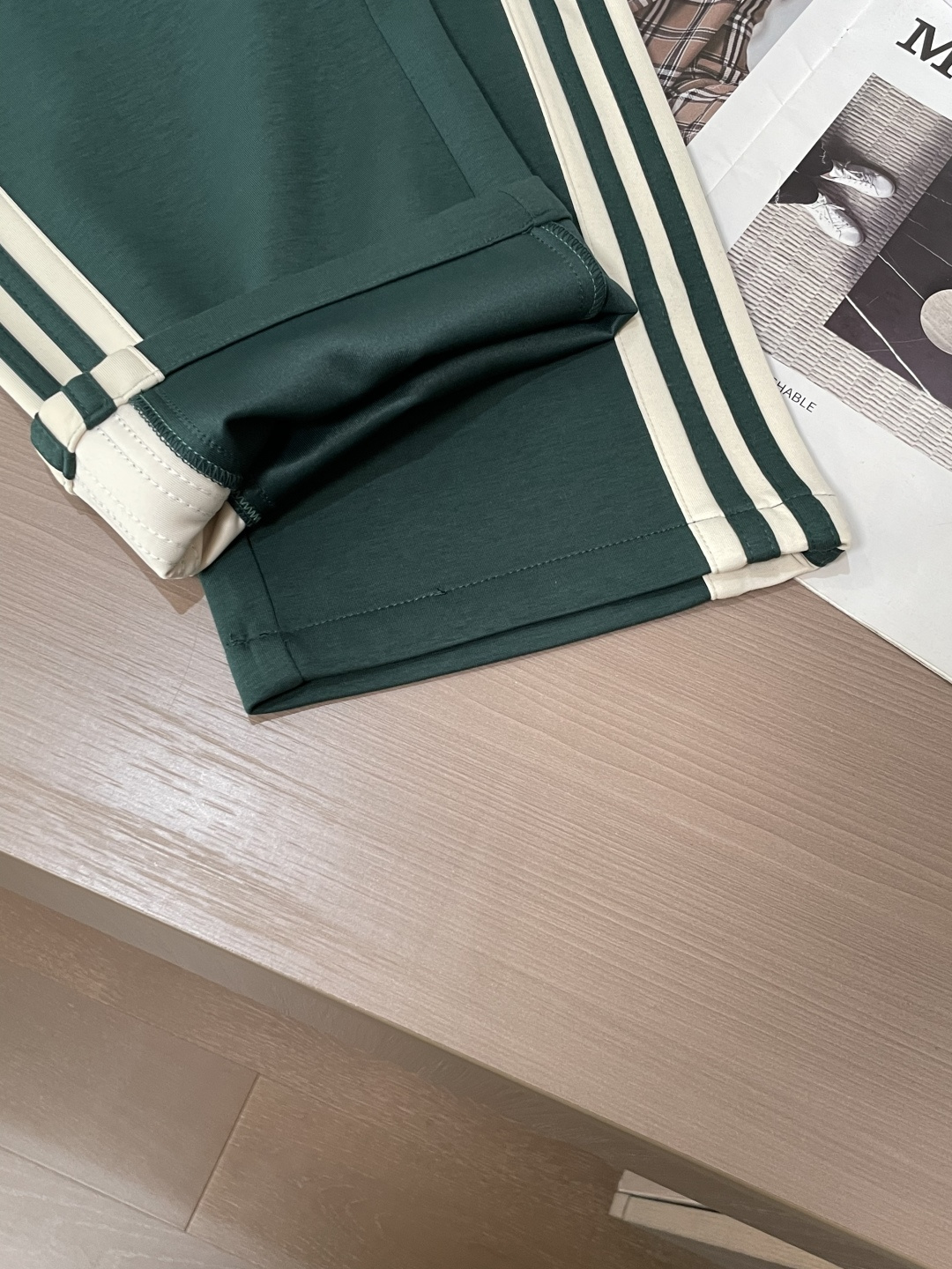 🌾Gucc 2026春夏新款铜氨丝莫代尔空气层休闲卫裤，裤身上刺绣标志性品牌标识，客供定制品牌刻印五金配