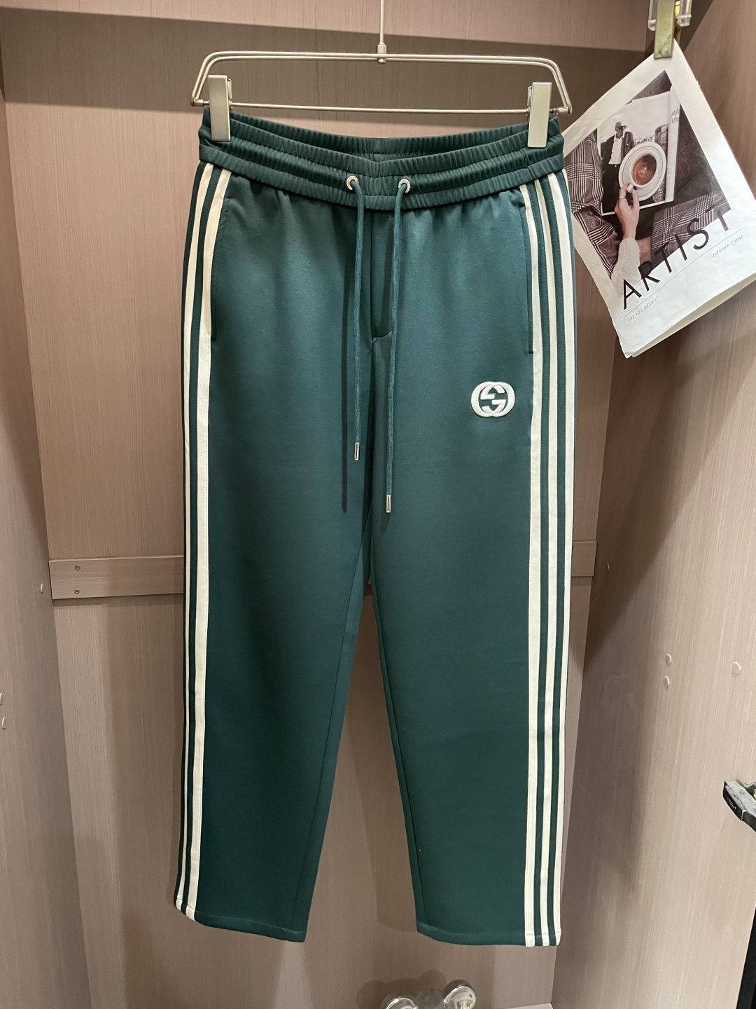 🌾Gucc 2026春夏新款铜氨丝莫代尔空气层休闲卫裤，裤身上刺绣标志性品牌标识，客供定制品牌刻印五金配