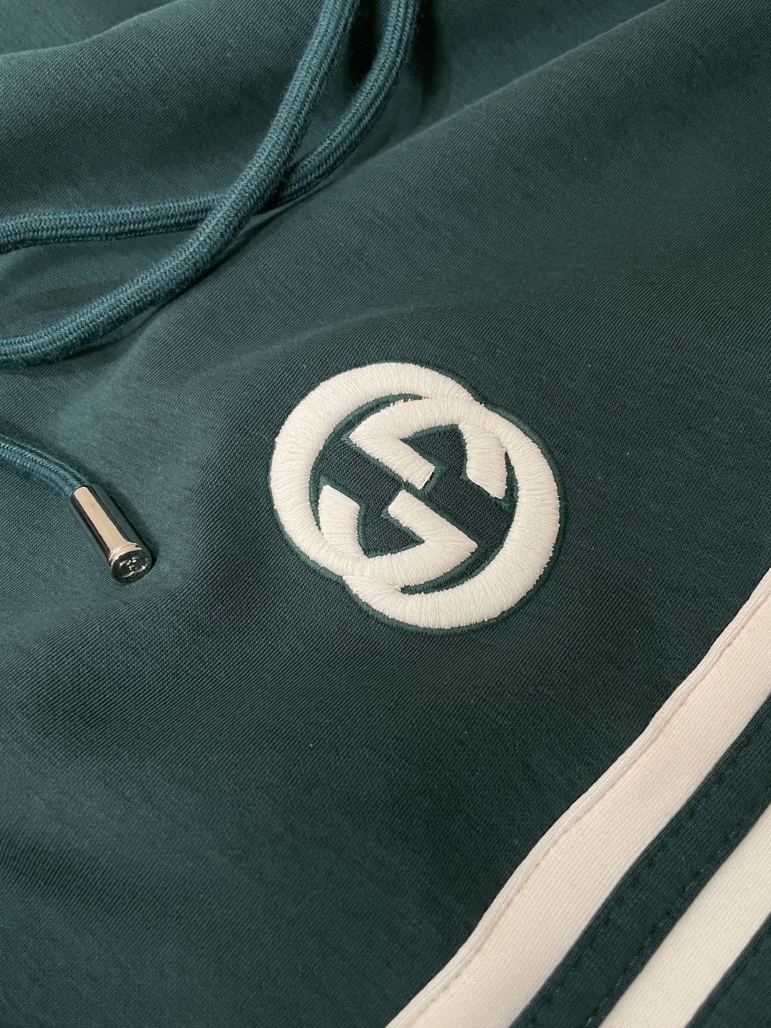 🌾Gucc 2026春夏新款铜氨丝莫代尔空气层休闲卫裤，裤身上刺绣标志性品牌标识，客供定制品牌刻印五金配