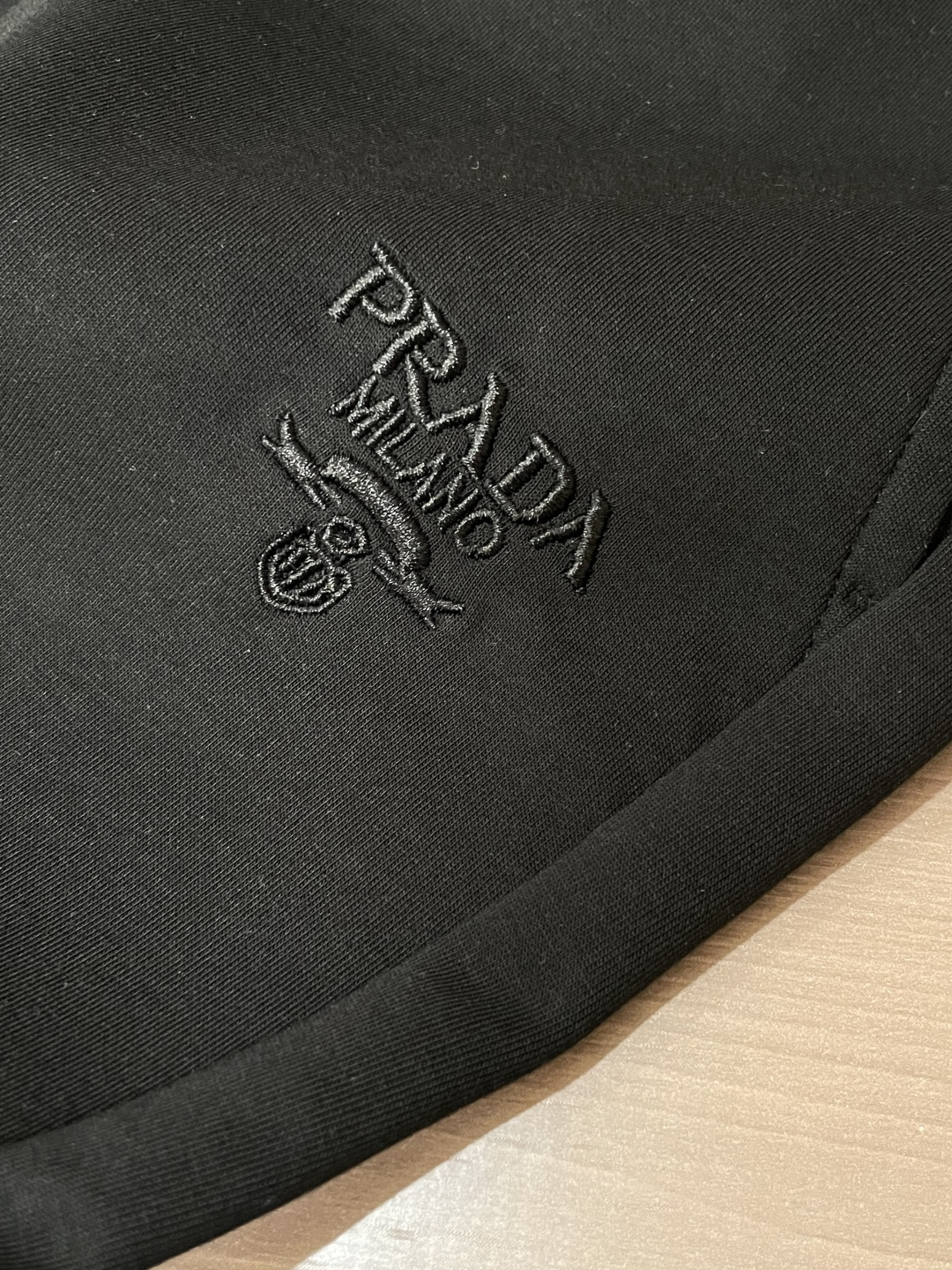 🌾Prad 2026春夏新款铜氨丝莫代尔空气层休闲卫裤，裤身上刺绣标志性品牌标识，客供定制品牌刻印五金配