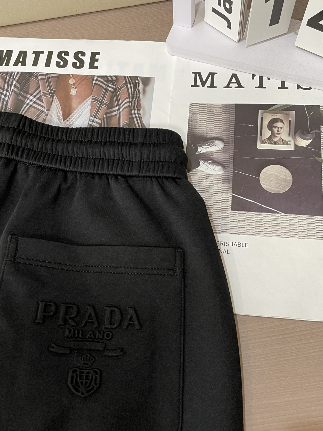 🌾Prad 2026春夏新款铜氨丝莫代尔空气层休闲卫裤，裤身上刺绣标志性品牌标识，客供定制品牌刻印五金配