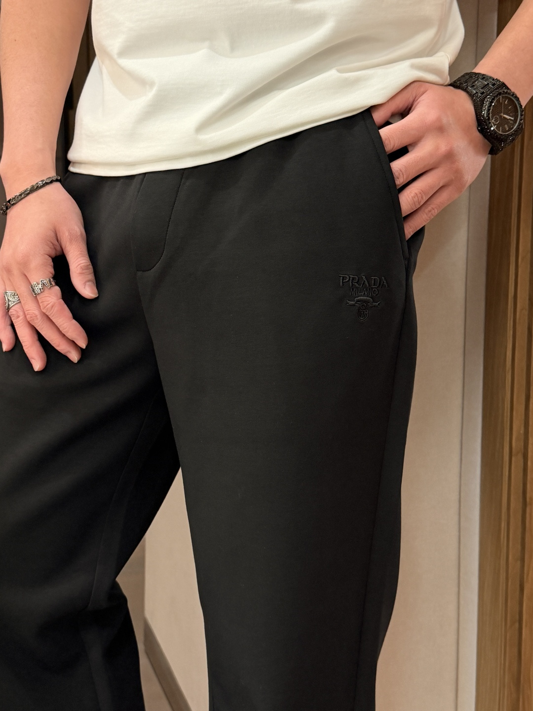 🌾Prad 2026春夏新款铜氨丝莫代尔空气层休闲卫裤，裤身上刺绣标志性品牌标识，客供定制品牌刻印五金配