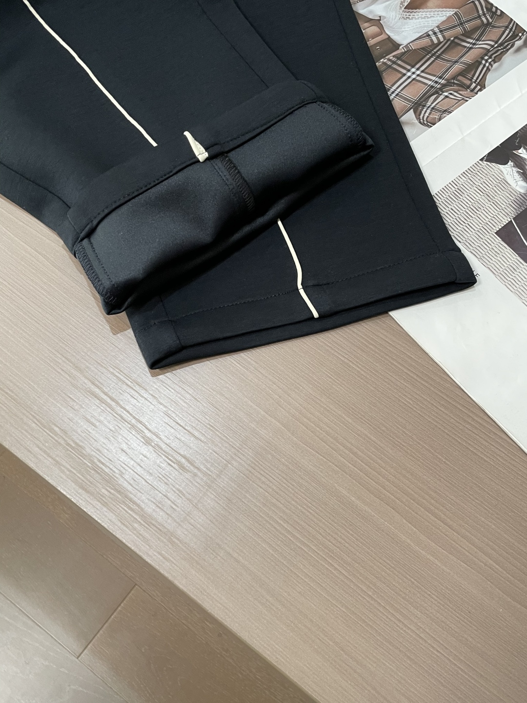 🌾Dior 2026春夏新款铜氨丝莫代尔空气层休闲卫裤，裤身上刺绣标志性品牌标识，客供定制品牌刻印五金配