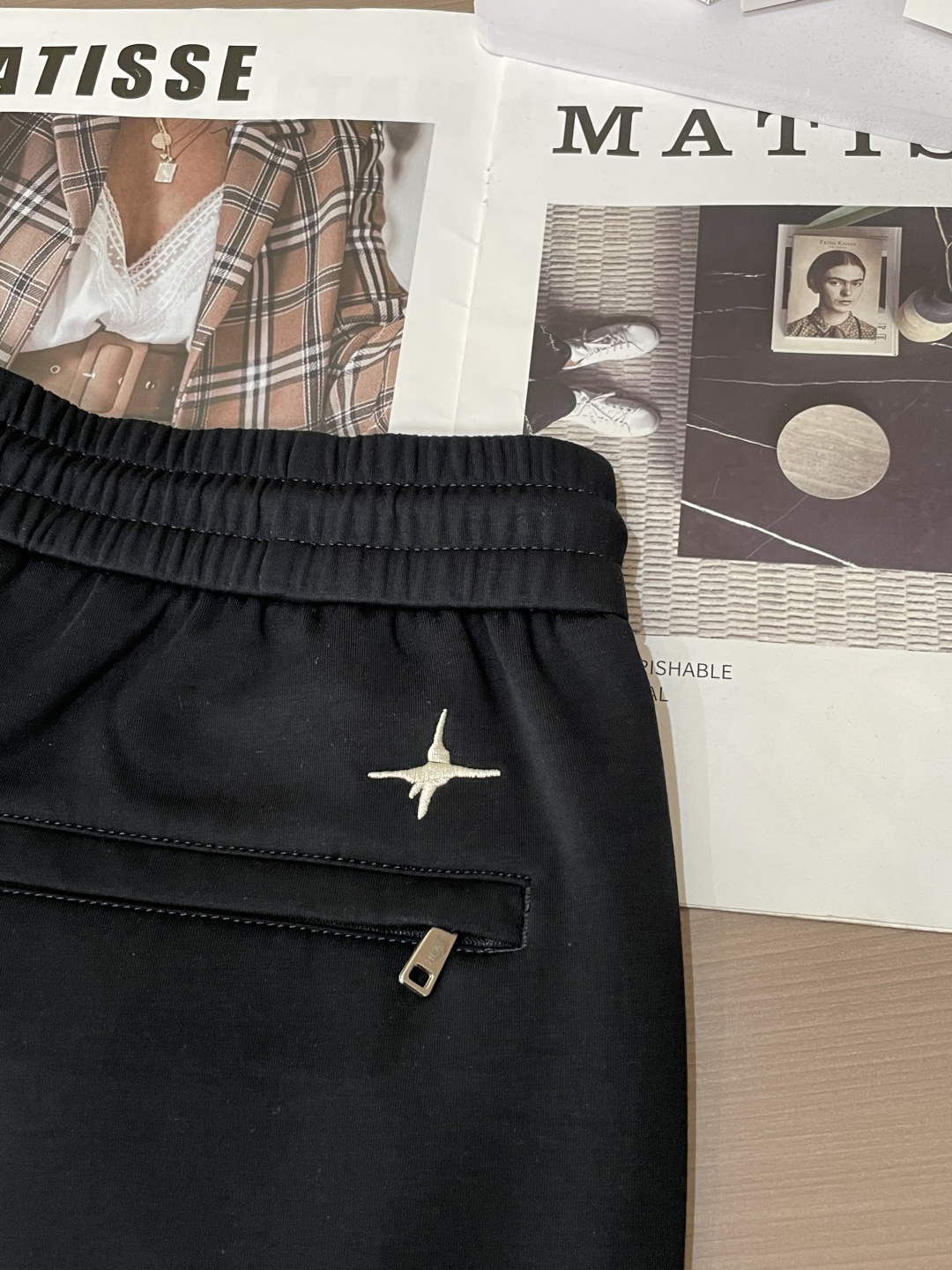 🌾Dior 2026春夏新款铜氨丝莫代尔空气层休闲卫裤，裤身上刺绣标志性品牌标识，客供定制品牌刻印五金配