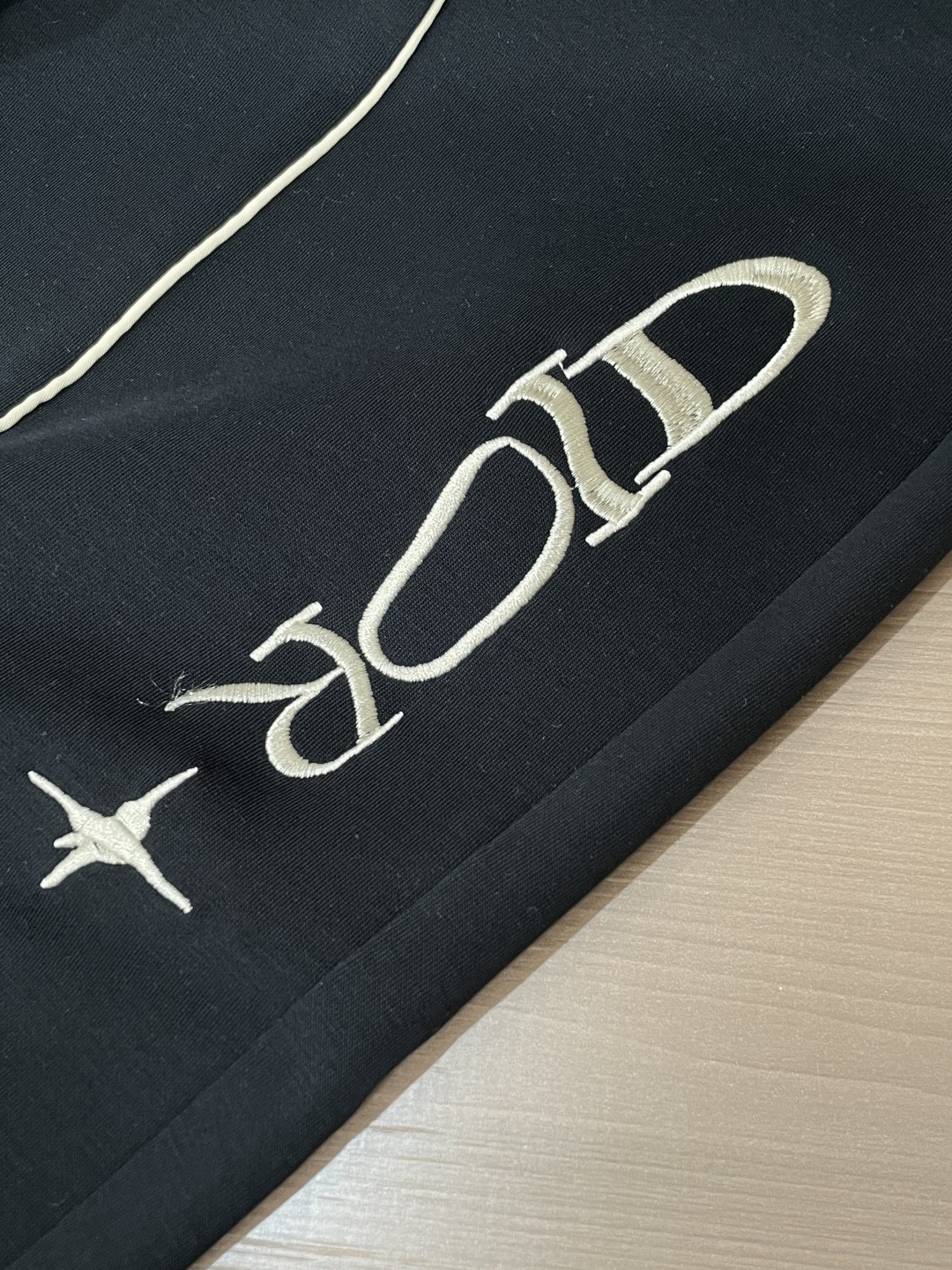 🌾Dior 2026春夏新款铜氨丝莫代尔空气层休闲卫裤，裤身上刺绣标志性品牌标识，客供定制品牌刻印五金配