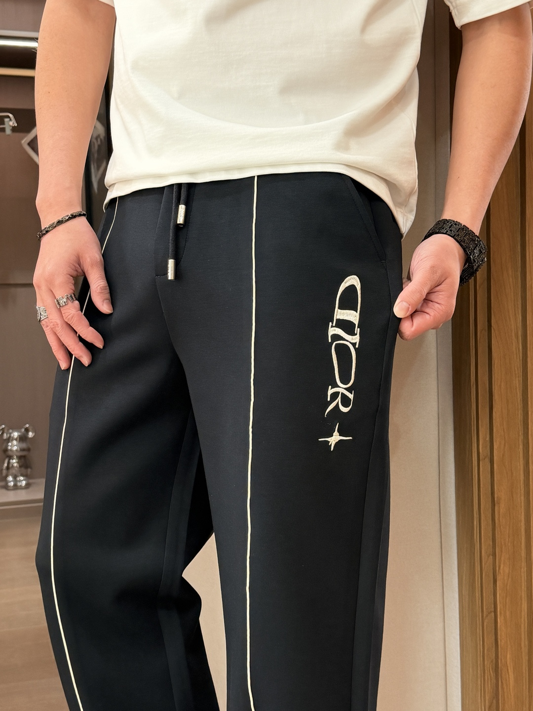 🌾Dior 2026春夏新款铜氨丝莫代尔空气层休闲卫裤，裤身上刺绣标志性品牌标识，客供定制品牌刻印五金配