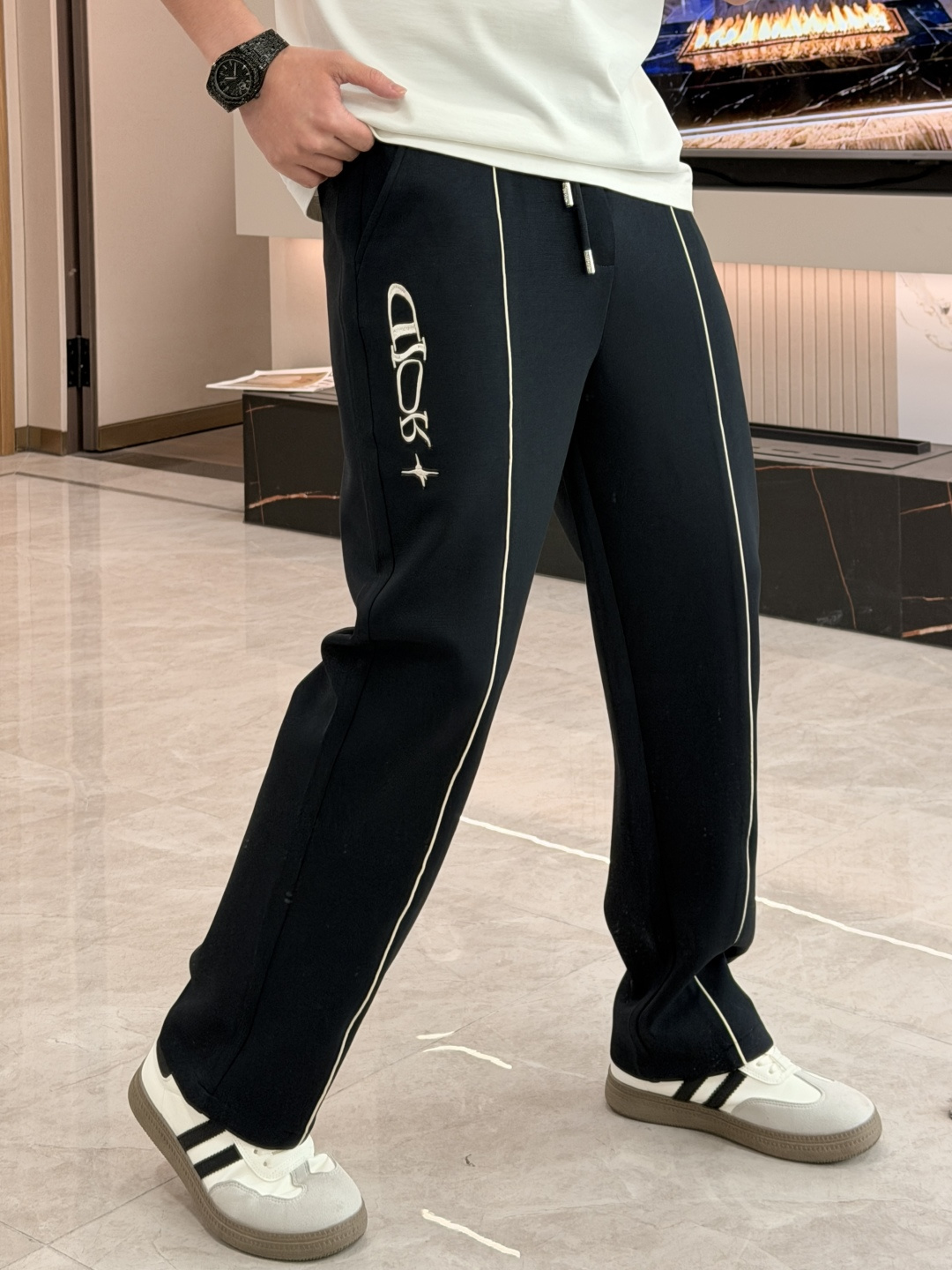 🌾Dior 2026春夏新款铜氨丝莫代尔空气层休闲卫裤，裤身上刺绣标志性品牌标识，客供定制品牌刻印五金配