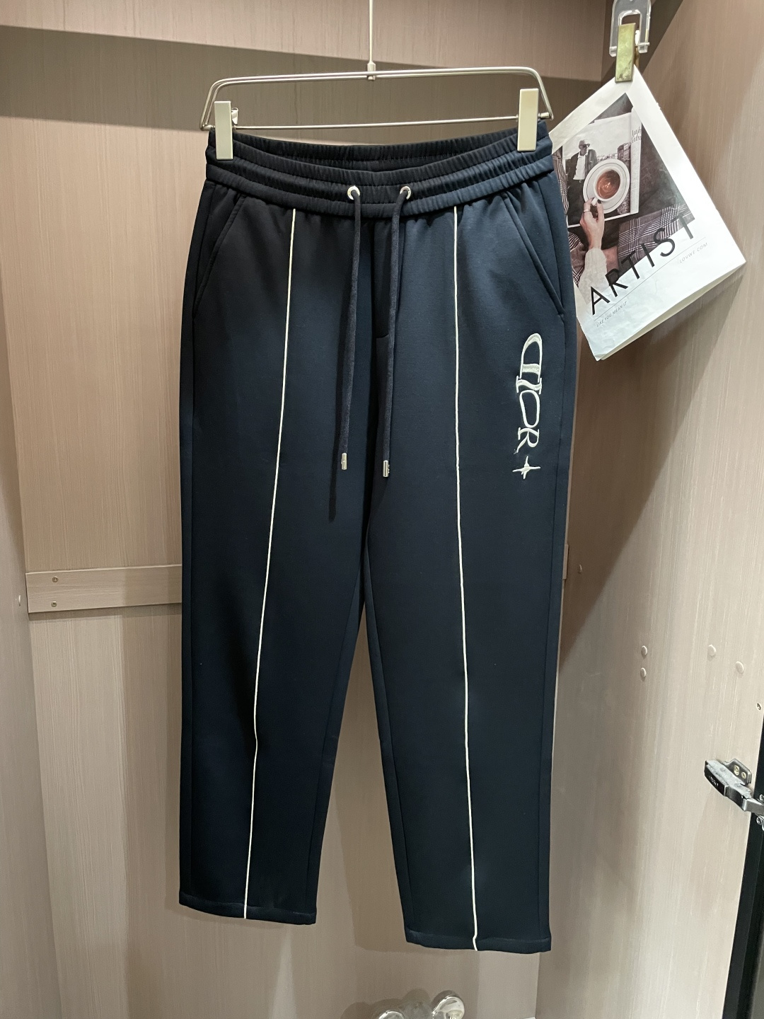 🌾Dior 2026春夏新款铜氨丝莫代尔空气层休闲卫裤，裤身上刺绣标志性品牌标识，客供定制品牌刻印五金配