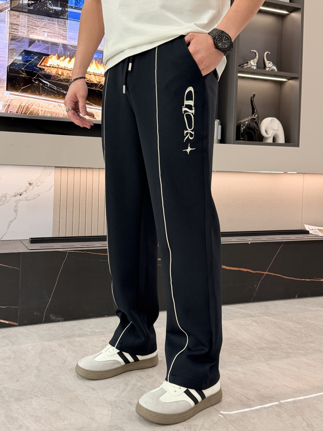 🌾Dior 2026春夏新款铜氨丝莫代尔空气层休闲卫裤，裤身上刺绣标志性品牌标识，客供定制品牌刻印五金配