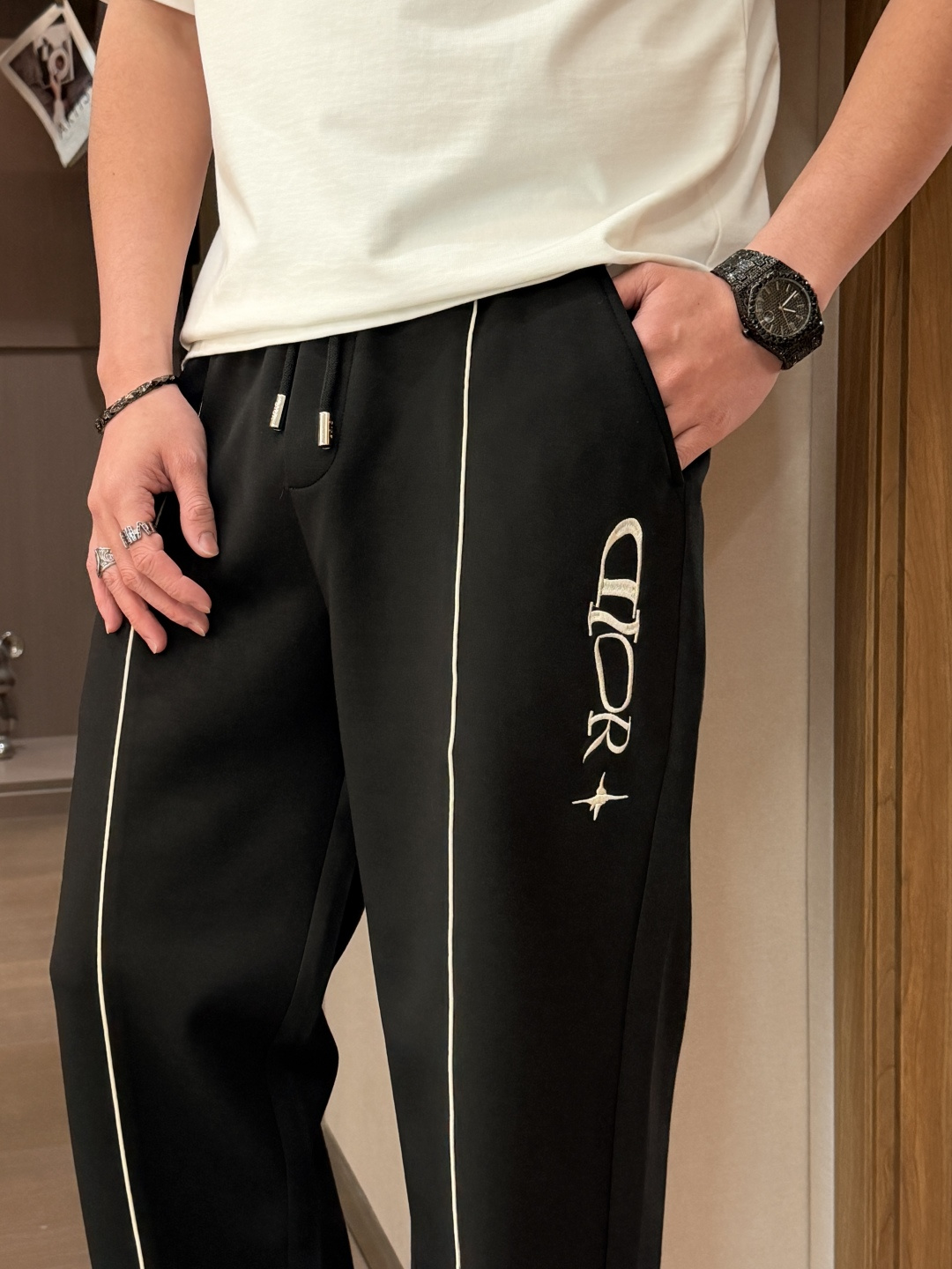 🌾Dior 2026春夏新款铜氨丝莫代尔空气层休闲卫裤，裤身上刺绣标志性品牌标识，客供定制品牌刻印五金配