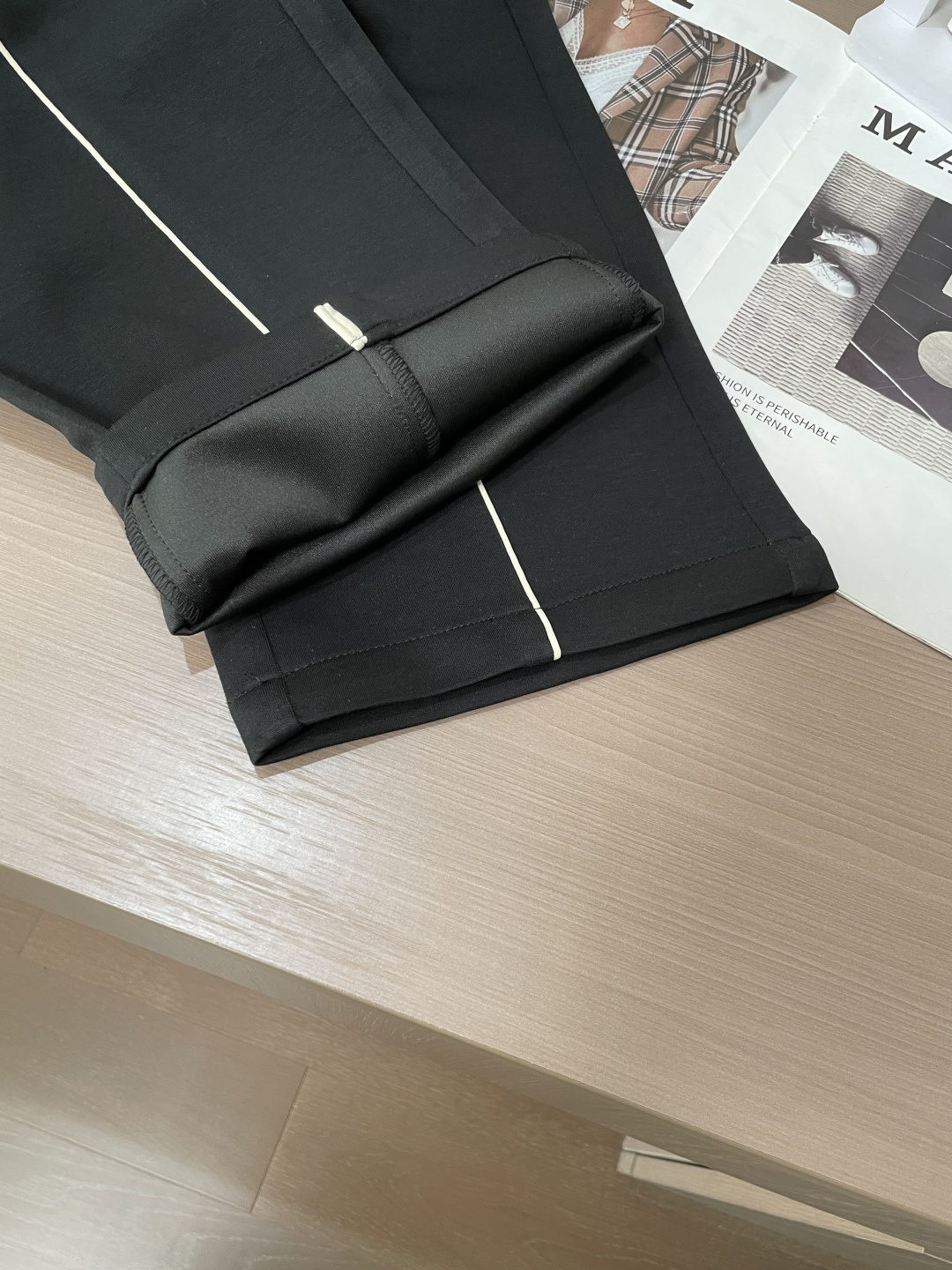 🌾Dior 2026春夏新款铜氨丝莫代尔空气层休闲卫裤，裤身上刺绣标志性品牌标识，客供定制品牌刻印五金配