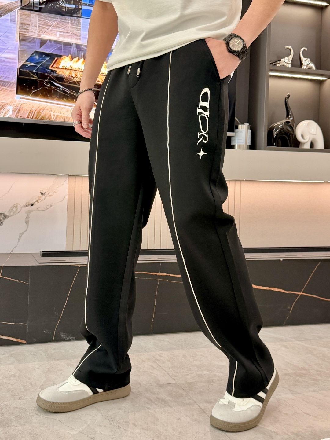 🌾Dior 2026春夏新款铜氨丝莫代尔空气层休闲卫裤，裤身上刺绣标志性品牌标识，客供定制品牌刻印五金配