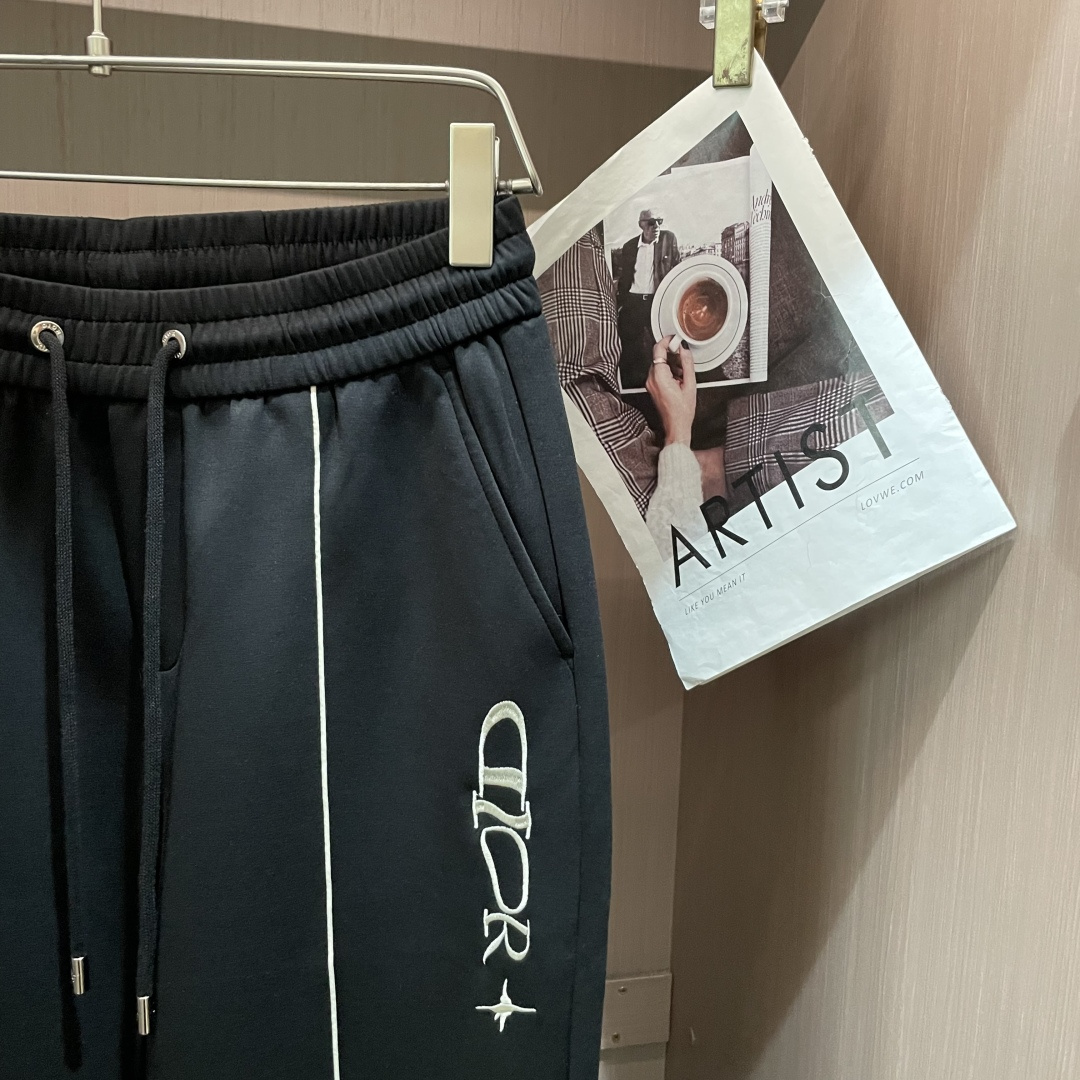 🌾Dior 2026春夏新款铜氨丝莫代尔空气层休闲卫裤，裤身上刺绣标志性品牌标识，客供定制品牌刻印五金配