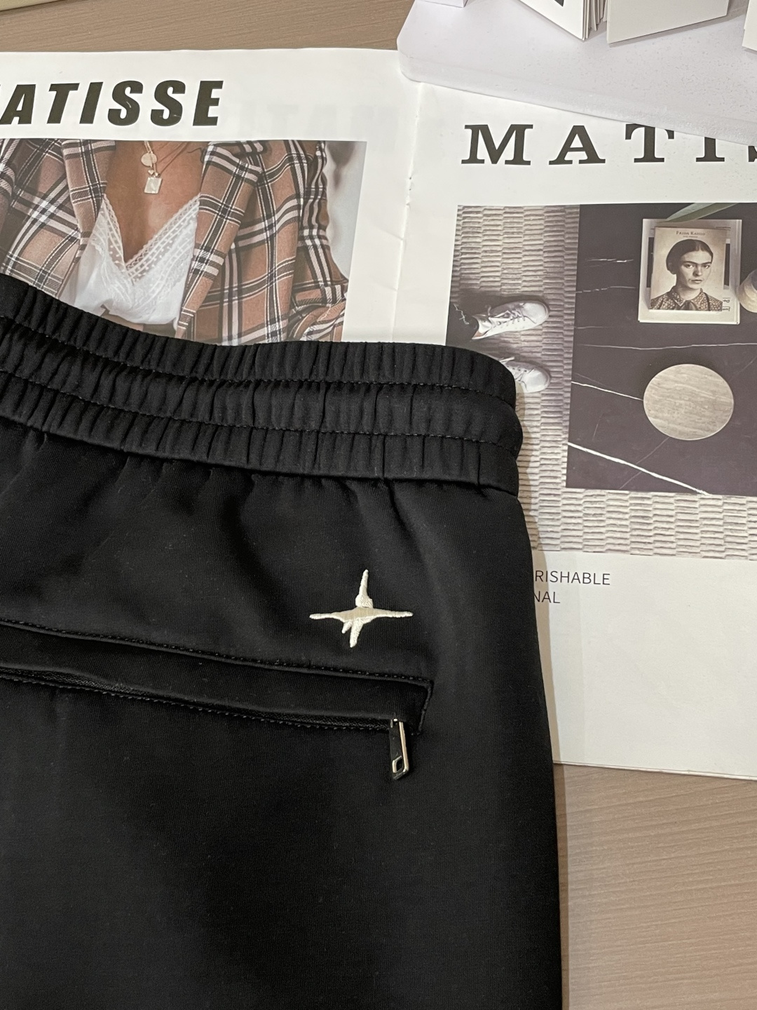 🌾Dior 2026春夏新款铜氨丝莫代尔空气层休闲卫裤，裤身上刺绣标志性品牌标识，客供定制品牌刻印五金配