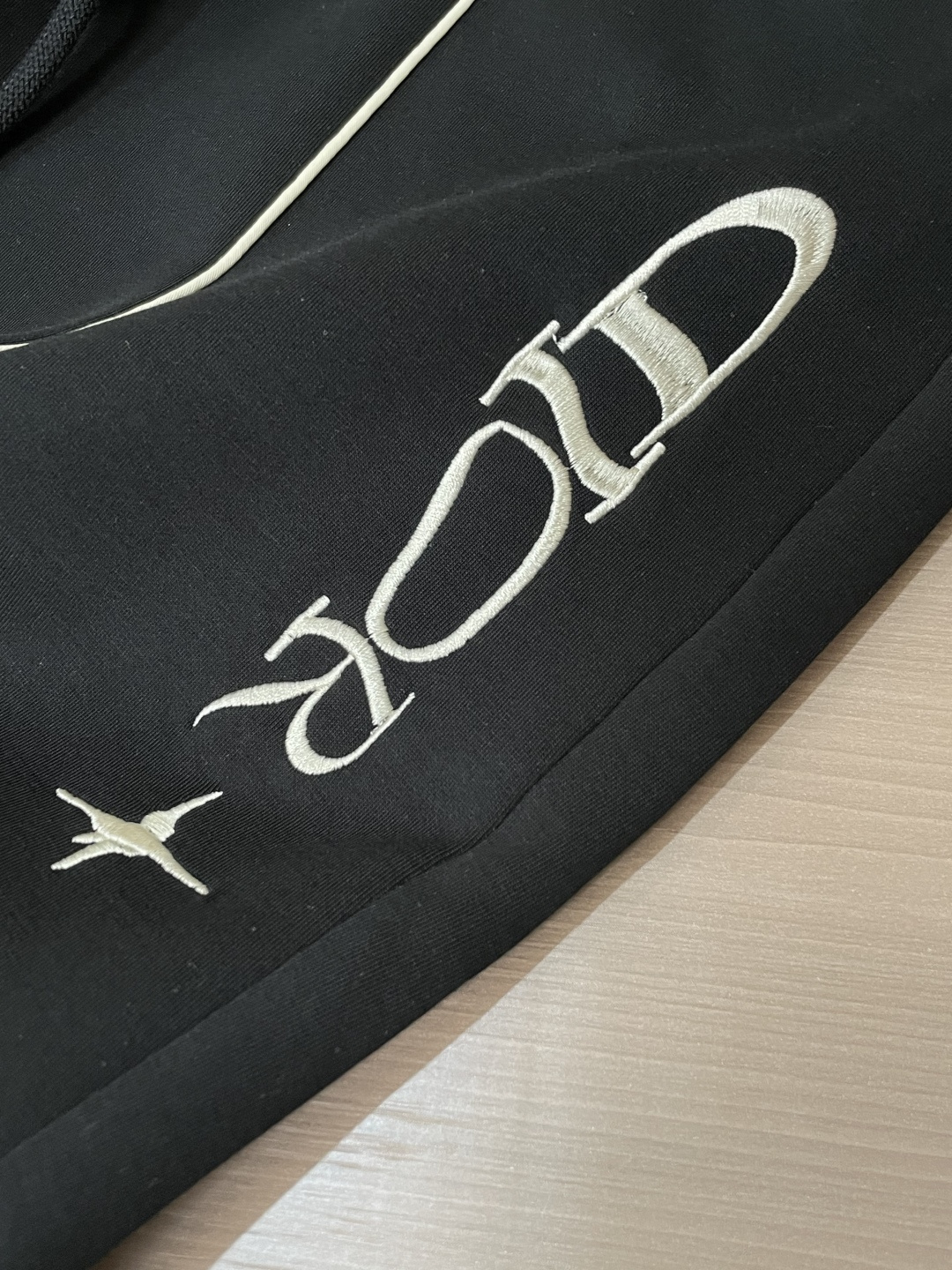 🌾Dior 2026春夏新款铜氨丝莫代尔空气层休闲卫裤，裤身上刺绣标志性品牌标识，客供定制品牌刻印五金配