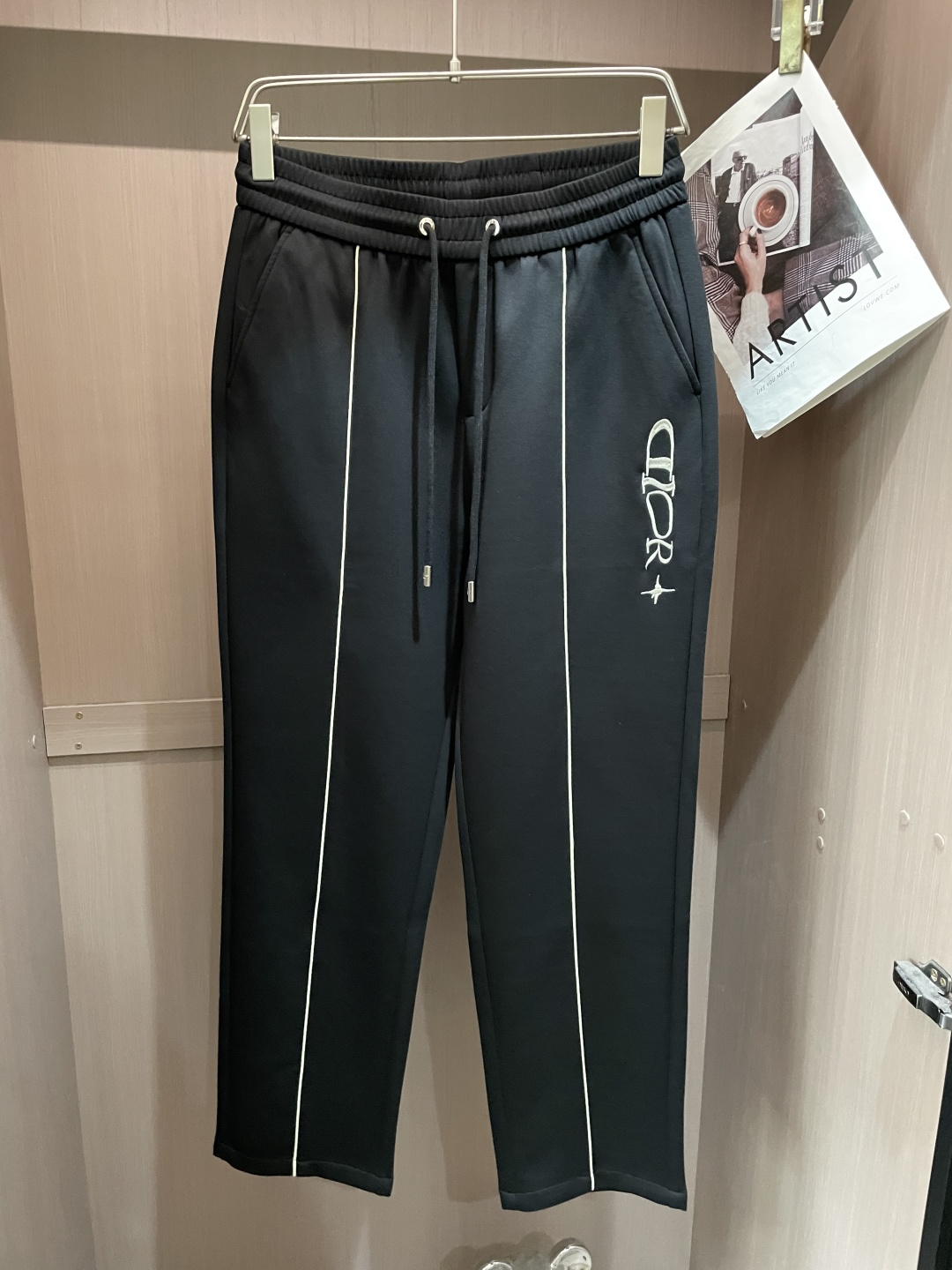 🌾Dior 2026春夏新款铜氨丝莫代尔空气层休闲卫裤，裤身上刺绣标志性品牌标识，客供定制品牌刻印五金配