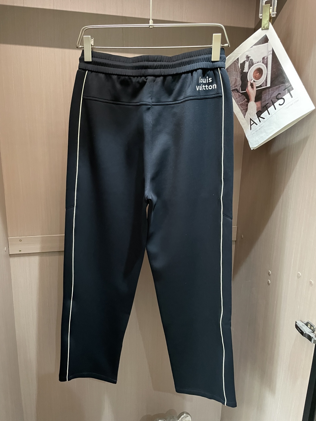 🌾Lv 2026春夏新款铜氨丝莫代尔空气层休闲卫裤，裤身上刺绣标志性品牌标识，客供定制品牌刻印五金配件，