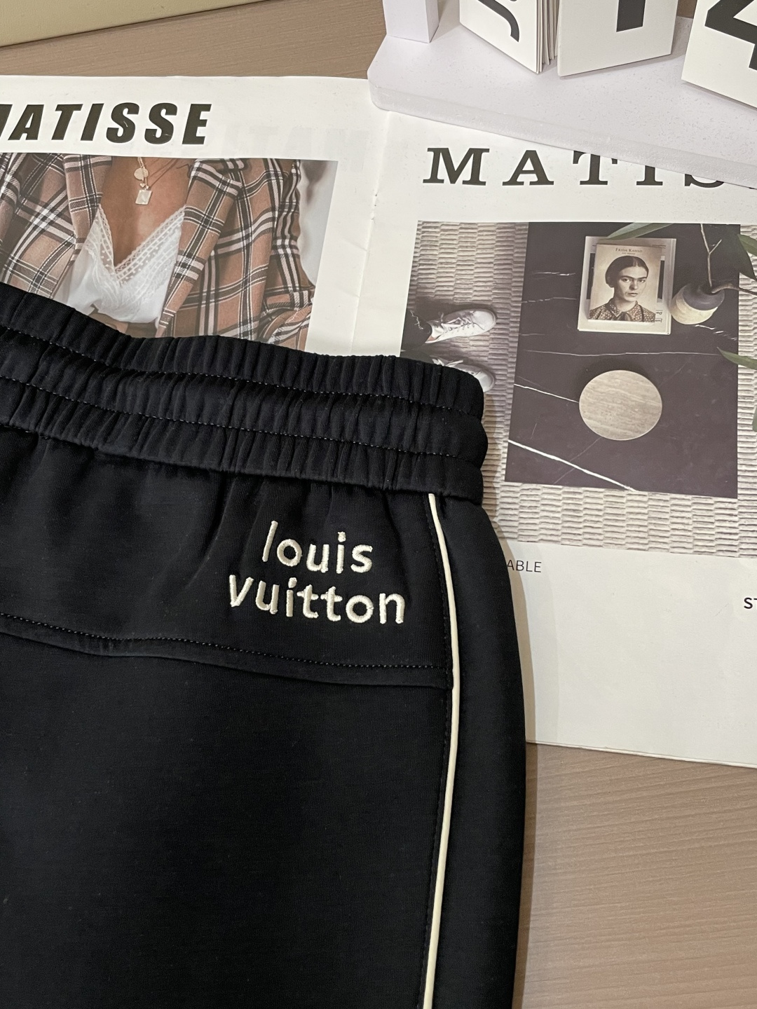 🌾Lv 2026春夏新款铜氨丝莫代尔空气层休闲卫裤，裤身上刺绣标志性品牌标识，客供定制品牌刻印五金配件，