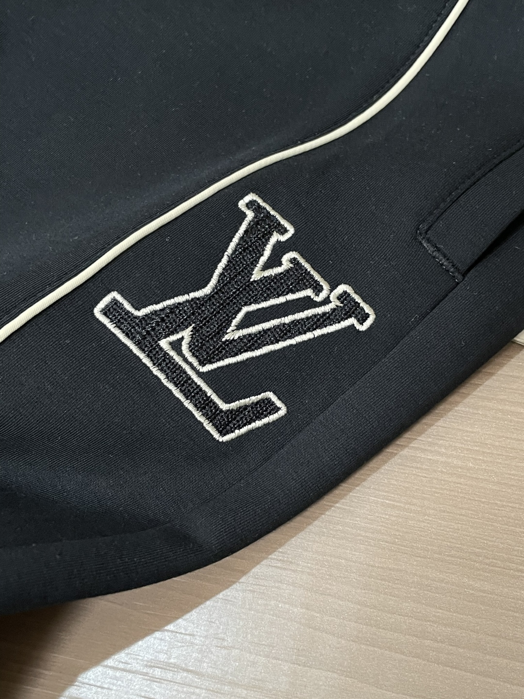 🌾Lv 2026春夏新款铜氨丝莫代尔空气层休闲卫裤，裤身上刺绣标志性品牌标识，客供定制品牌刻印五金配件，