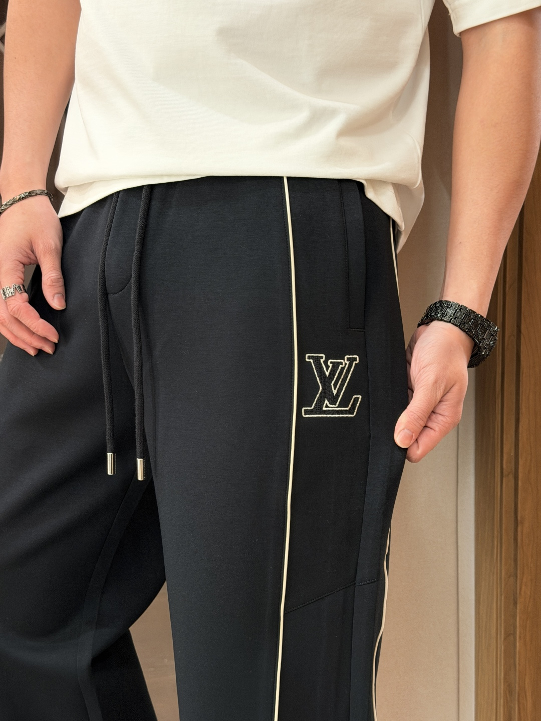 🌾Lv 2026春夏新款铜氨丝莫代尔空气层休闲卫裤，裤身上刺绣标志性品牌标识，客供定制品牌刻印五金配件，