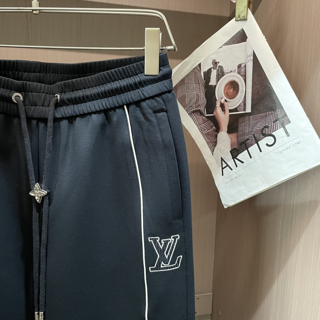🌾Lv 2026春夏新款铜氨丝莫代尔空气层休闲卫裤，裤身上刺绣标志性品牌标识，客供定制品牌刻印五金配件，