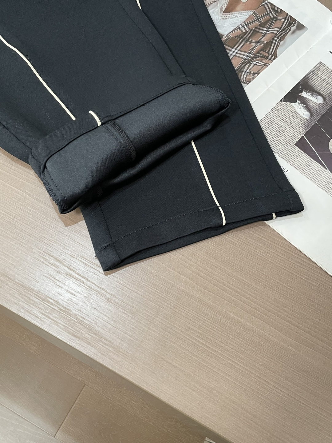 🌾Lv 2026春夏新款铜氨丝莫代尔空气层休闲卫裤，裤身上刺绣标志性品牌标识，客供定制品牌刻印五金配件，