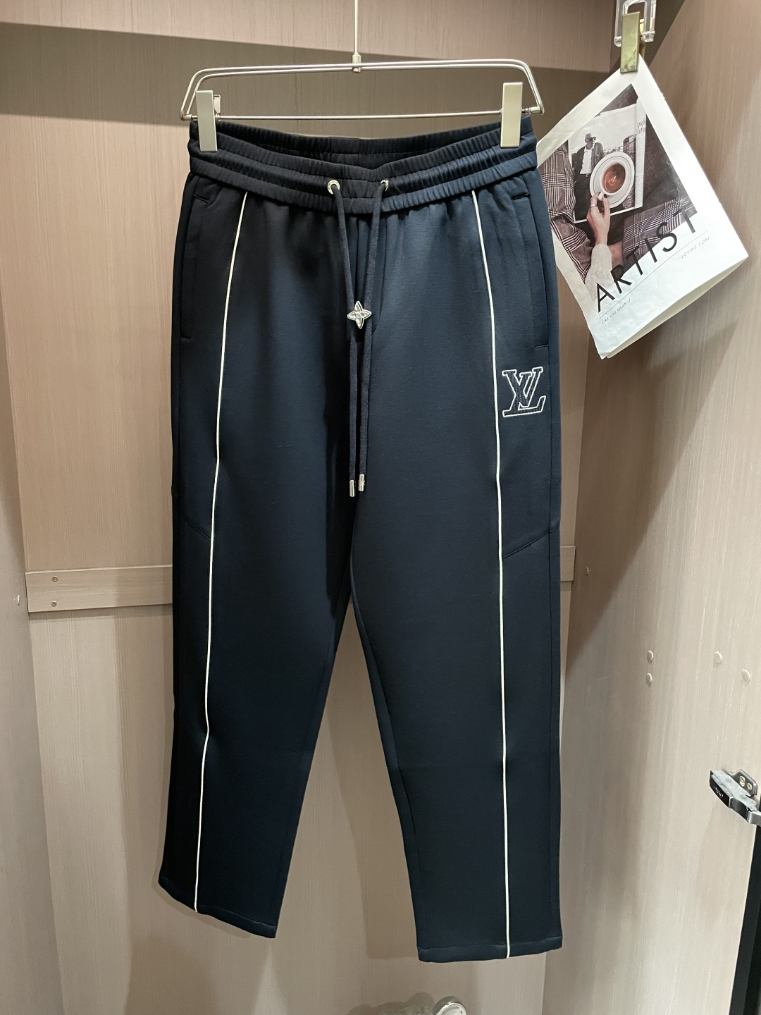 🌾Lv 2026春夏新款铜氨丝莫代尔空气层休闲卫裤，裤身上刺绣标志性品牌标识，客供定制品牌刻印五金配件，