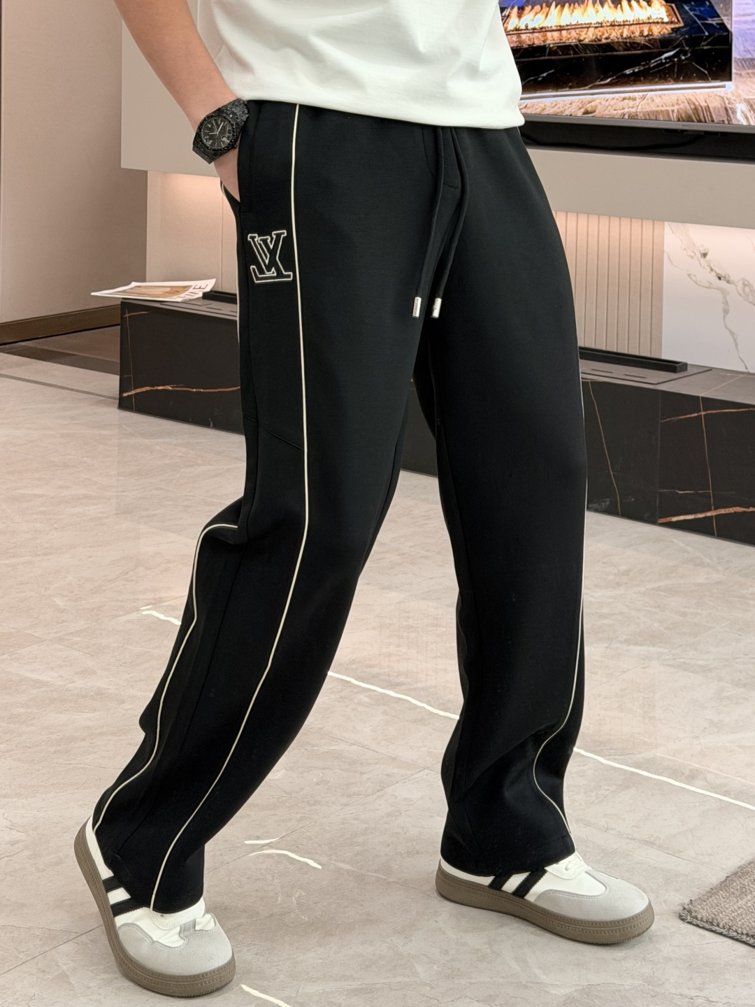 🌾Lv 2026春夏新款铜氨丝莫代尔空气层休闲卫裤，裤身上刺绣标志性品牌标识，客供定制品牌刻印五金配件，