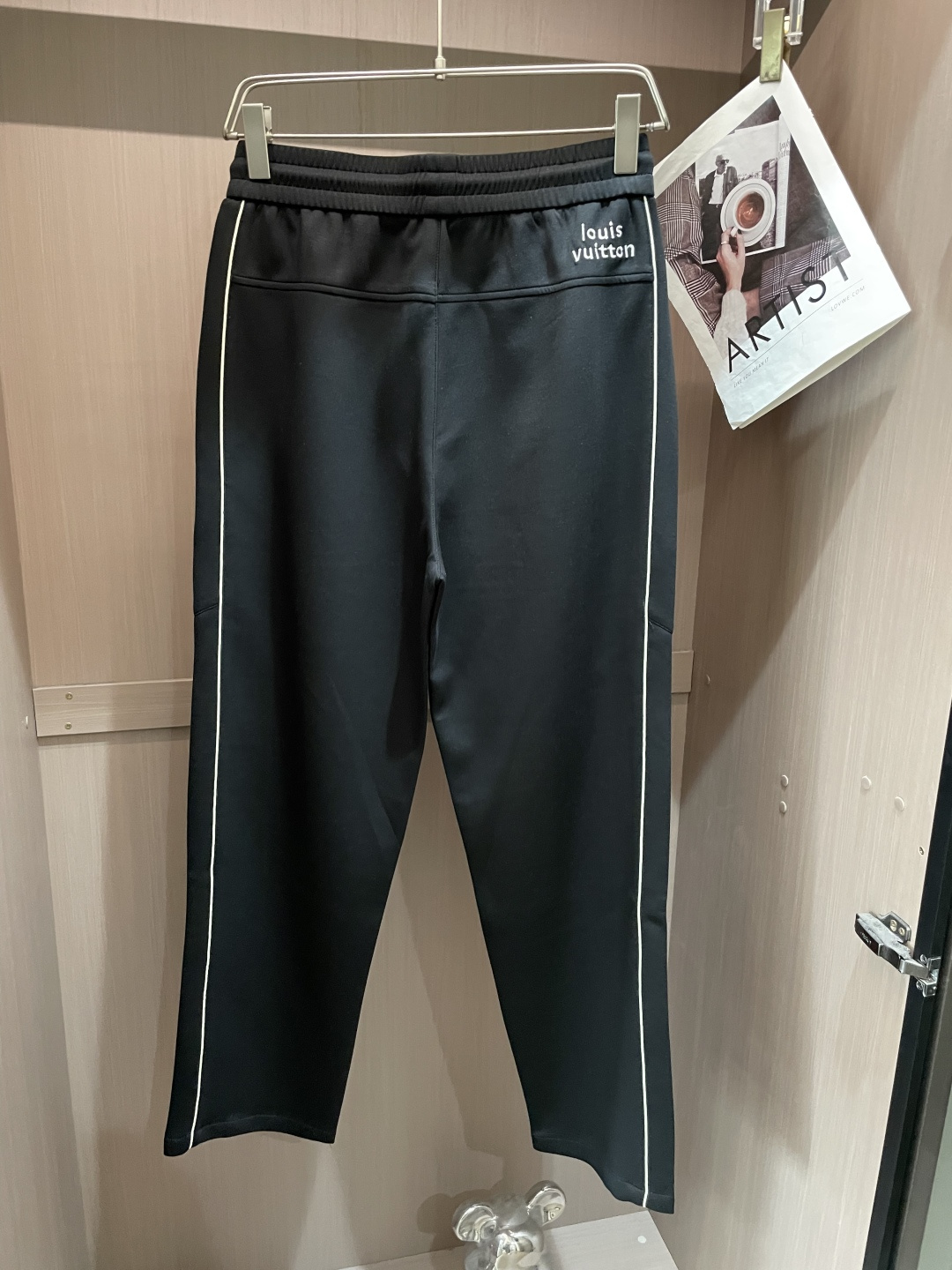 🌾Lv 2026春夏新款铜氨丝莫代尔空气层休闲卫裤，裤身上刺绣标志性品牌标识，客供定制品牌刻印五金配件，