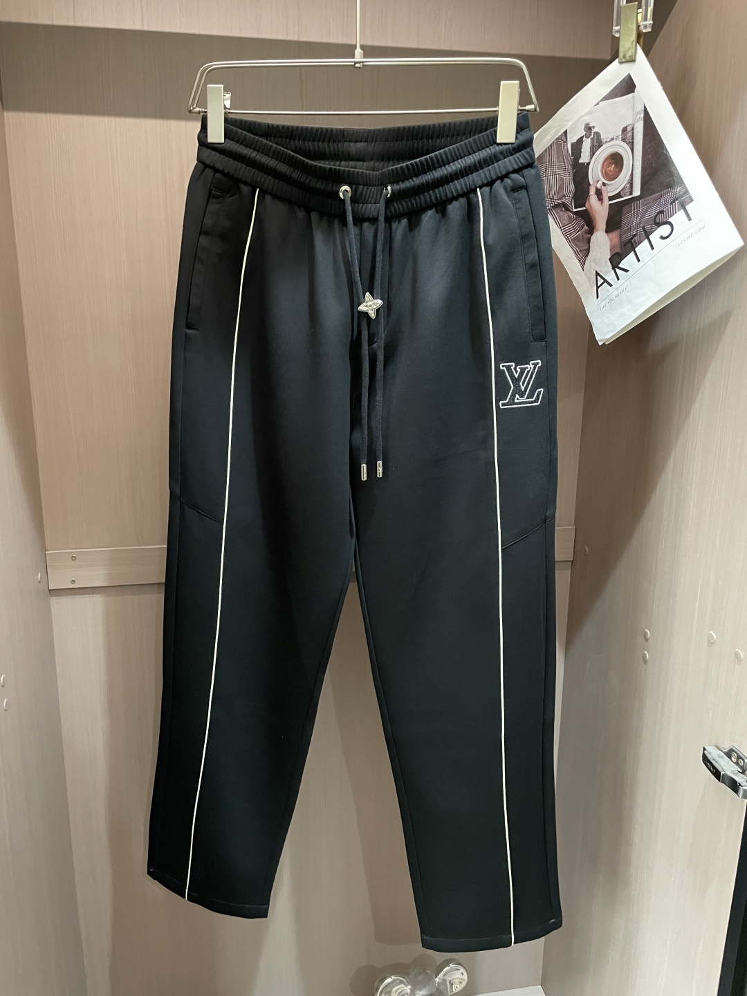 🌾Lv 2026春夏新款铜氨丝莫代尔空气层休闲卫裤，裤身上刺绣标志性品牌标识，客供定制品牌刻印五金配件，