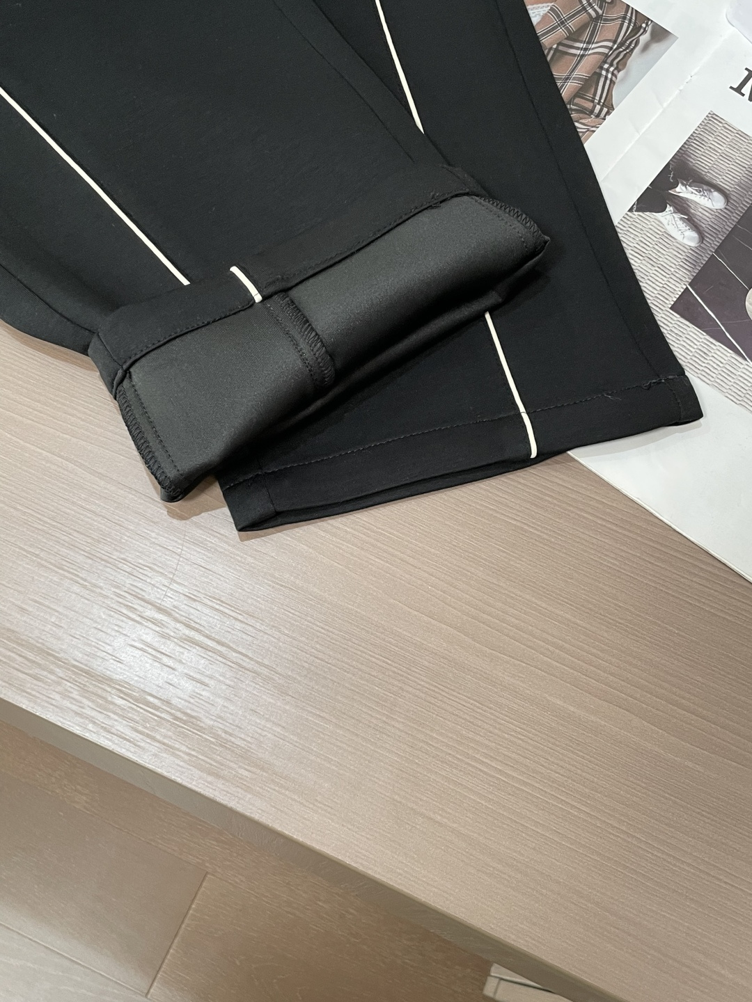 🌾Lv 2026春夏新款铜氨丝莫代尔空气层休闲卫裤，裤身上刺绣标志性品牌标识，客供定制品牌刻印五金配件，