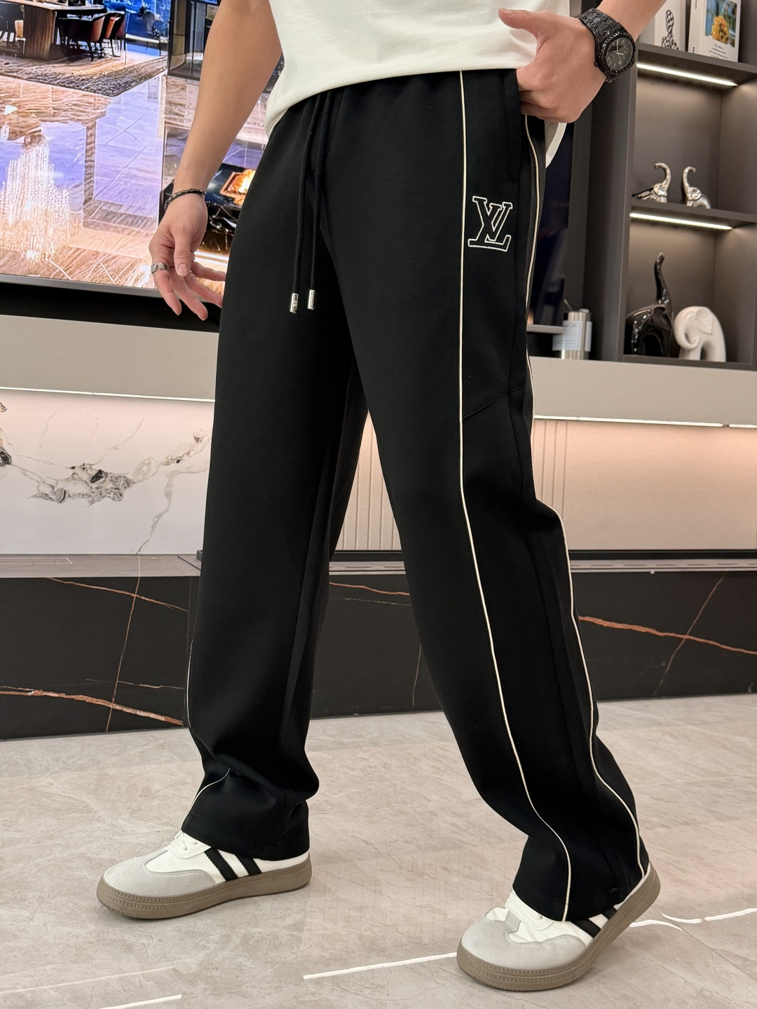 🌾Lv 2026春夏新款铜氨丝莫代尔空气层休闲卫裤，裤身上刺绣标志性品牌标识，客供定制品牌刻印五金配件，