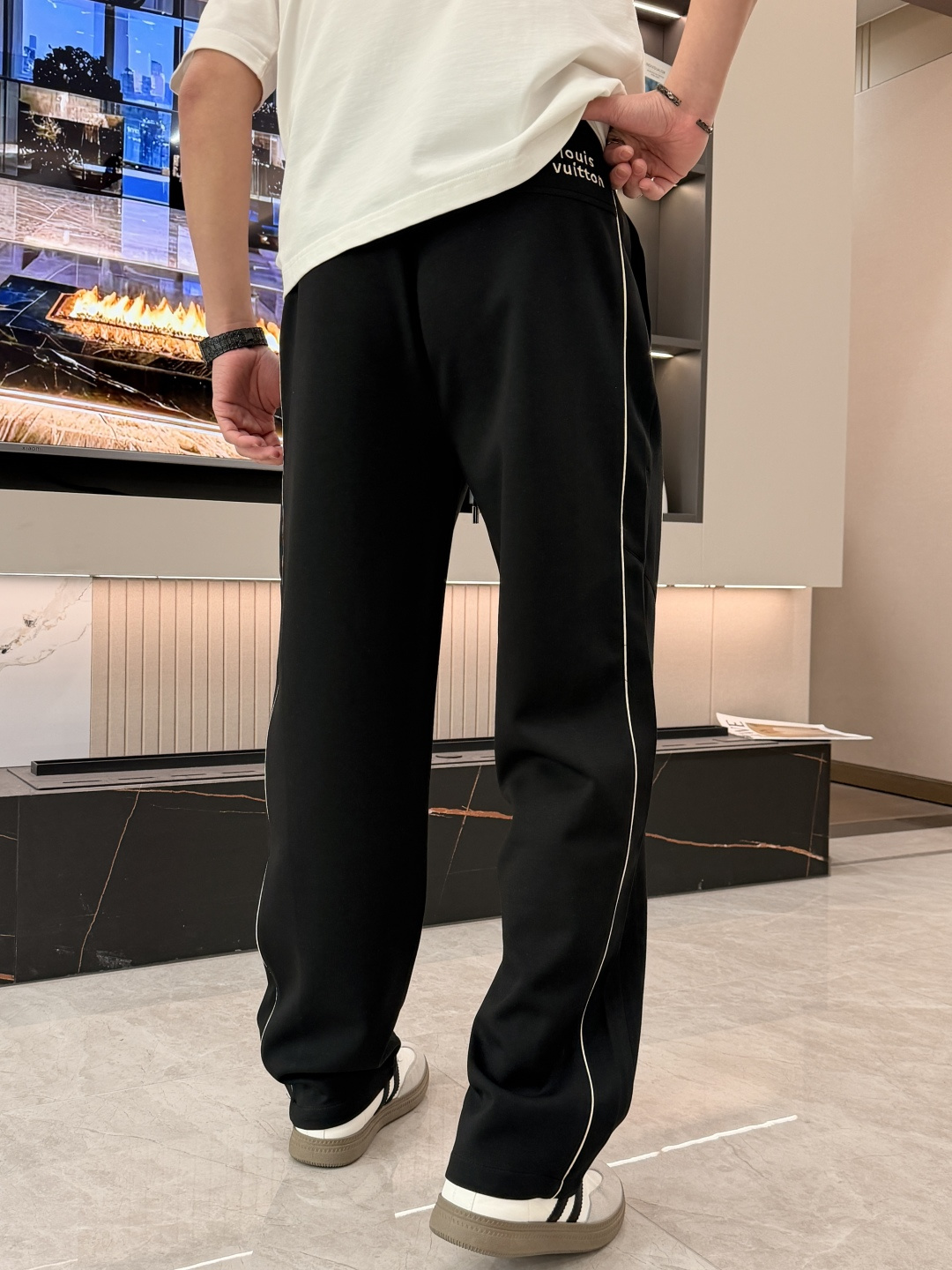 🌾Lv 2026春夏新款铜氨丝莫代尔空气层休闲卫裤，裤身上刺绣标志性品牌标识，客供定制品牌刻印五金配件，