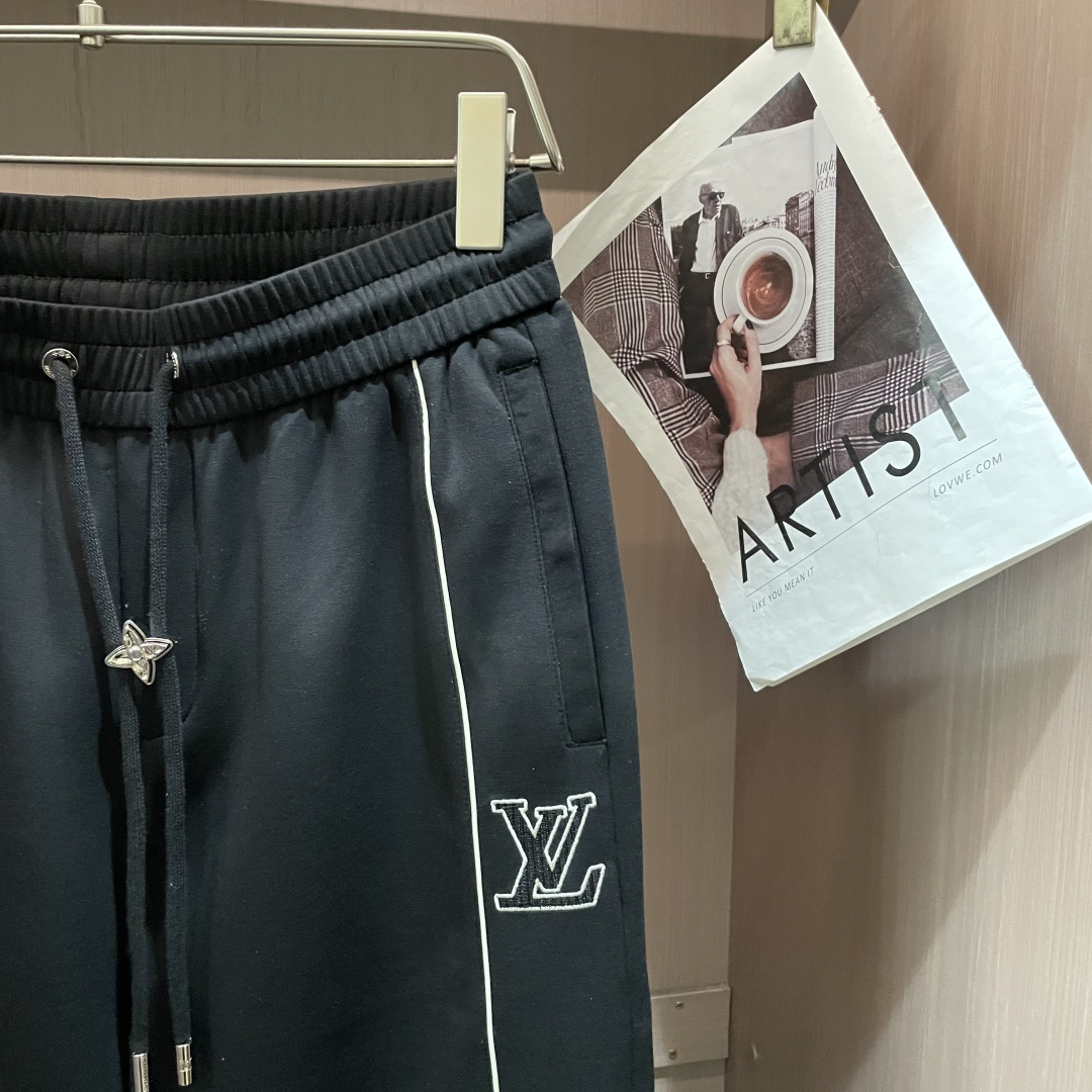 🌾Lv 2026春夏新款铜氨丝莫代尔空气层休闲卫裤，裤身上刺绣标志性品牌标识，客供定制品牌刻印五金配件，